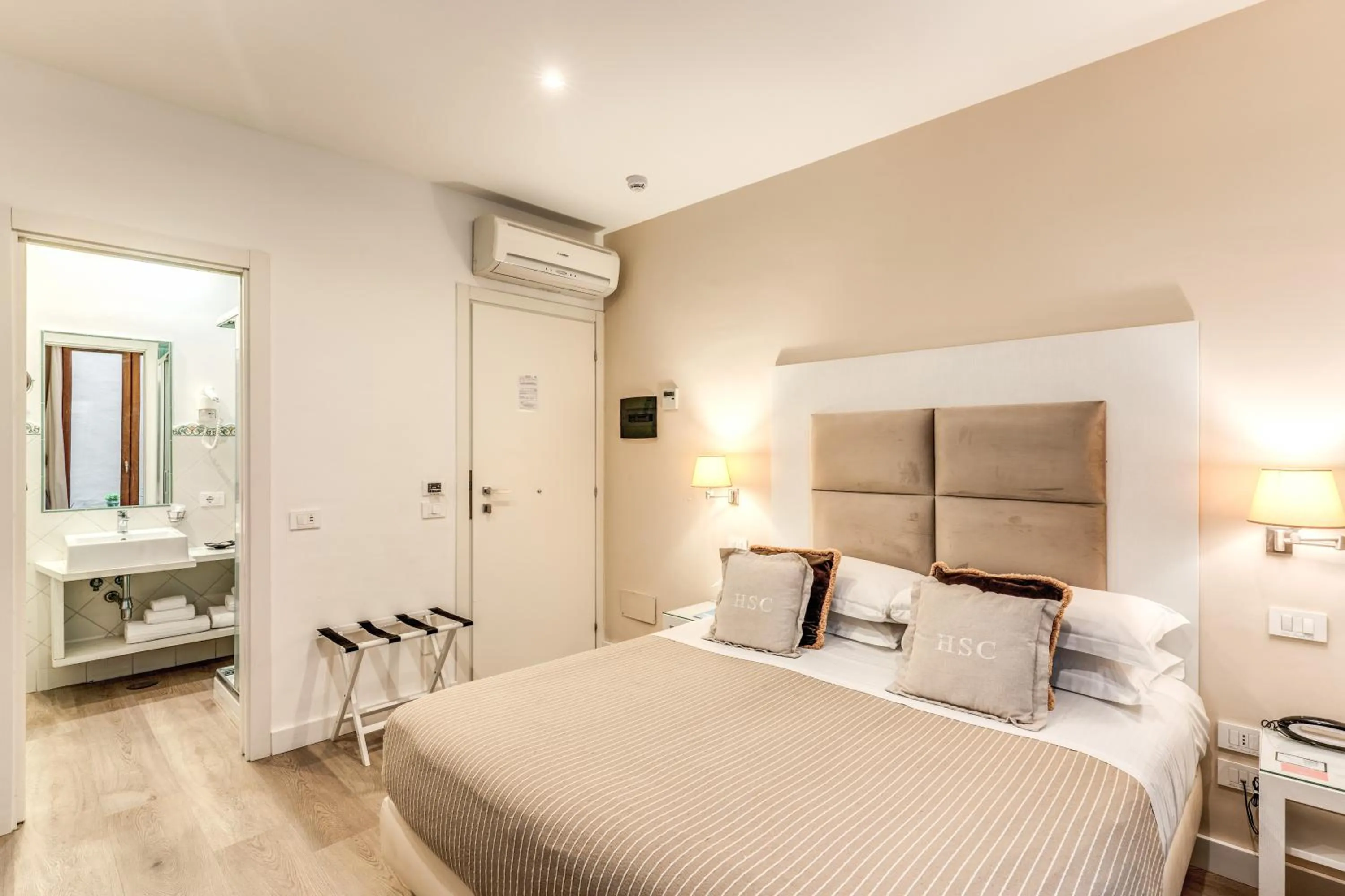 Bathroom, Bed in Hotel Sorrento City