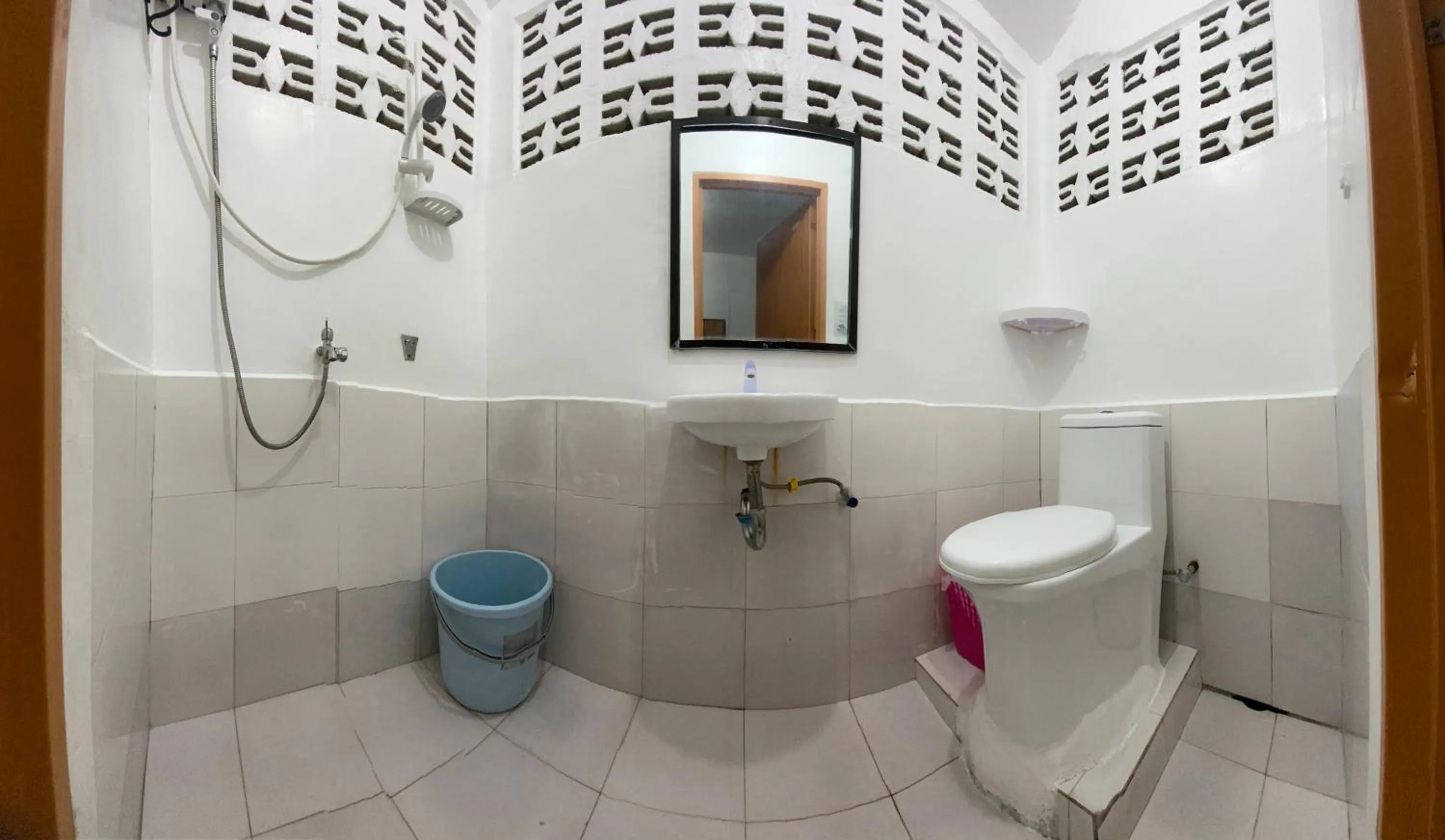 Shower in A&C Aquino Guesthouse