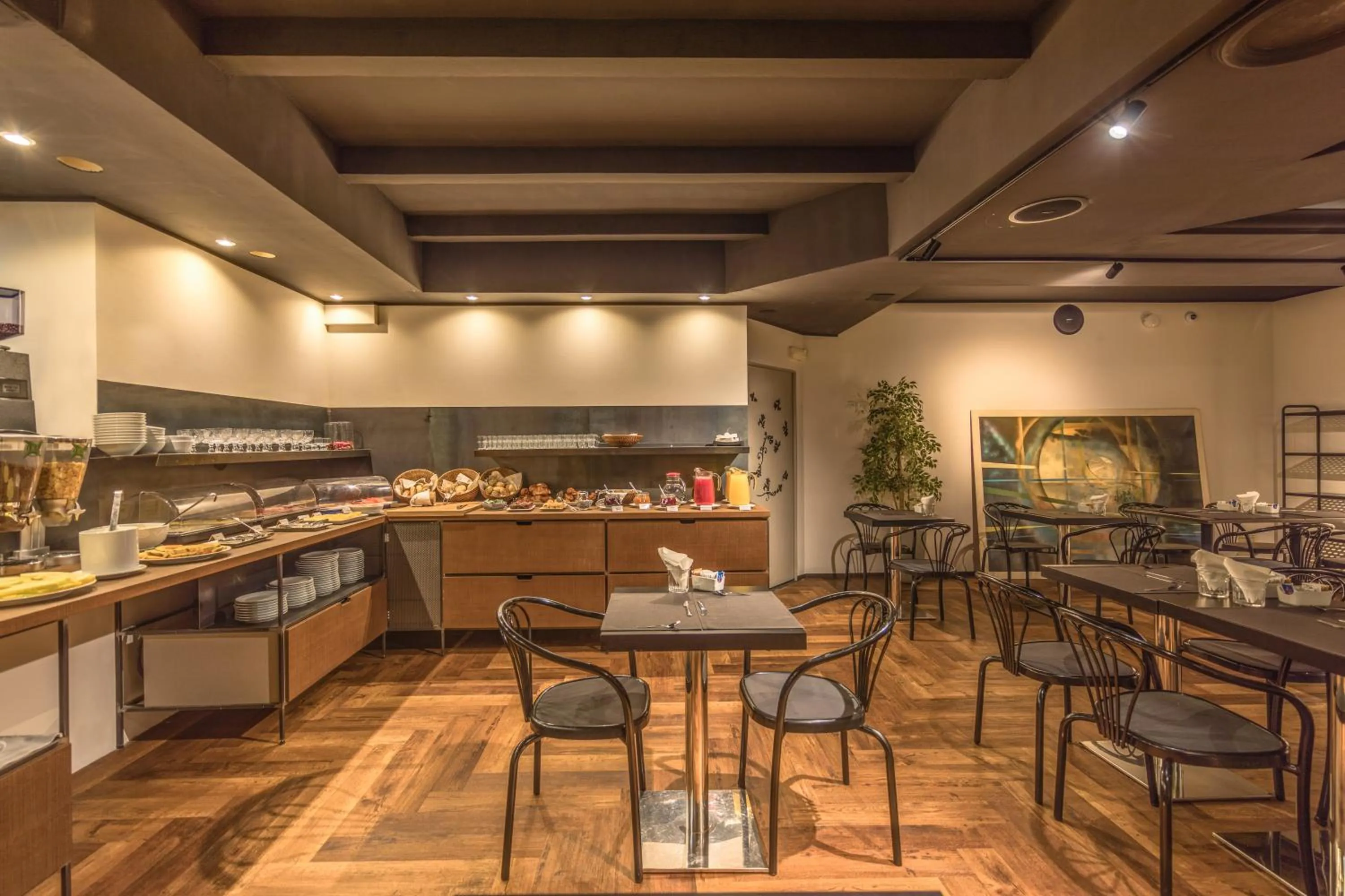 Restaurant/places to eat in Hotel Roxy