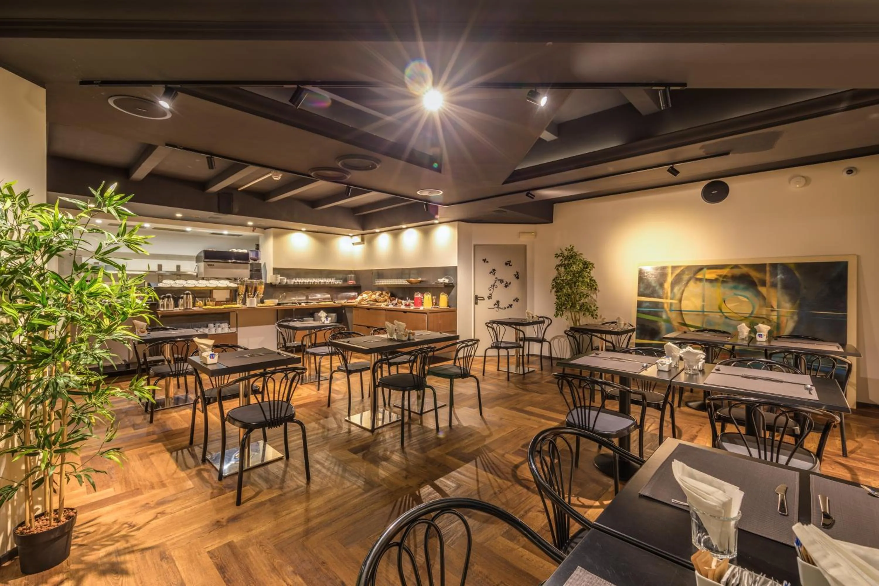 Restaurant/places to eat in Hotel Roxy