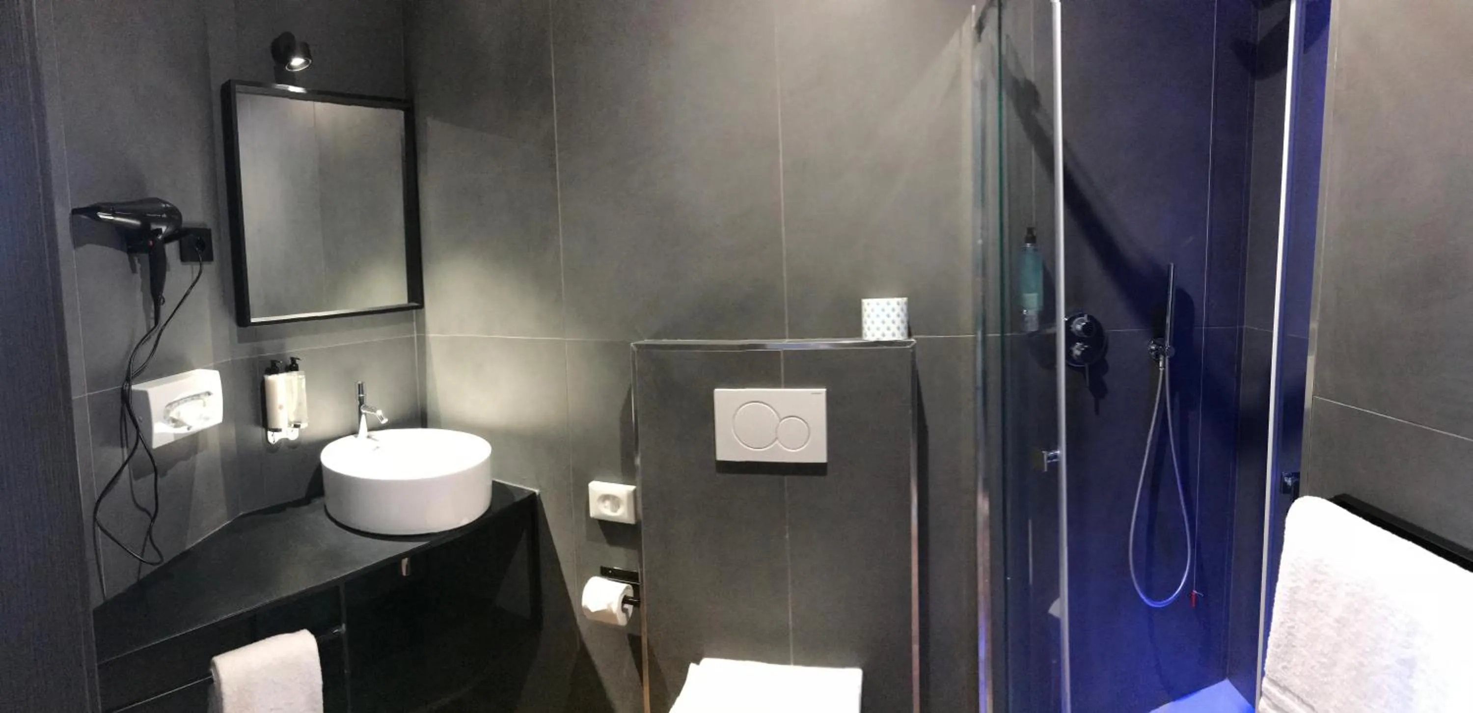 Shower in Hotel Roxy