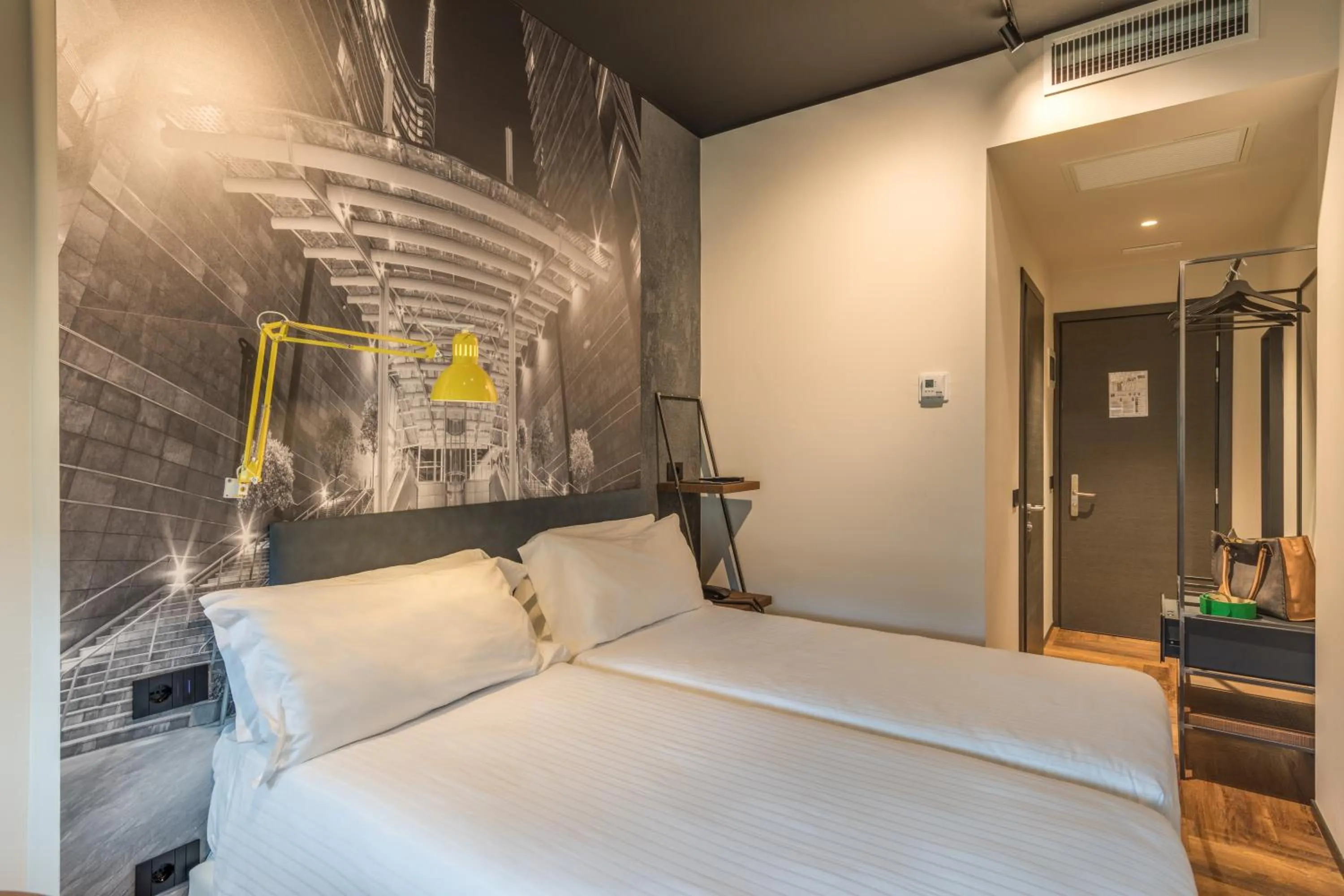 Photo of the whole room, Bed in Hotel Roxy