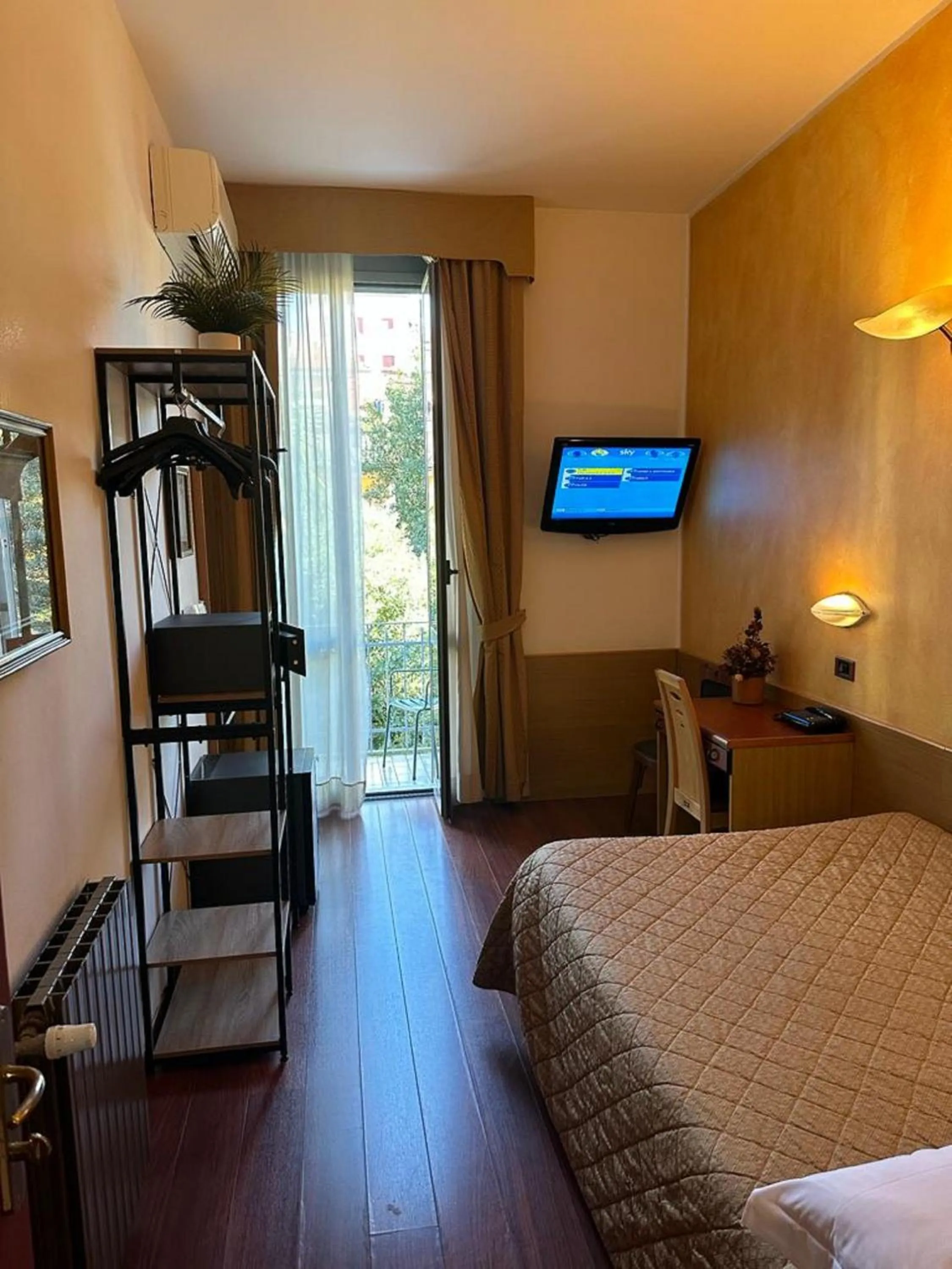 Balcony/Terrace, Bed in Hotel Aspromonte