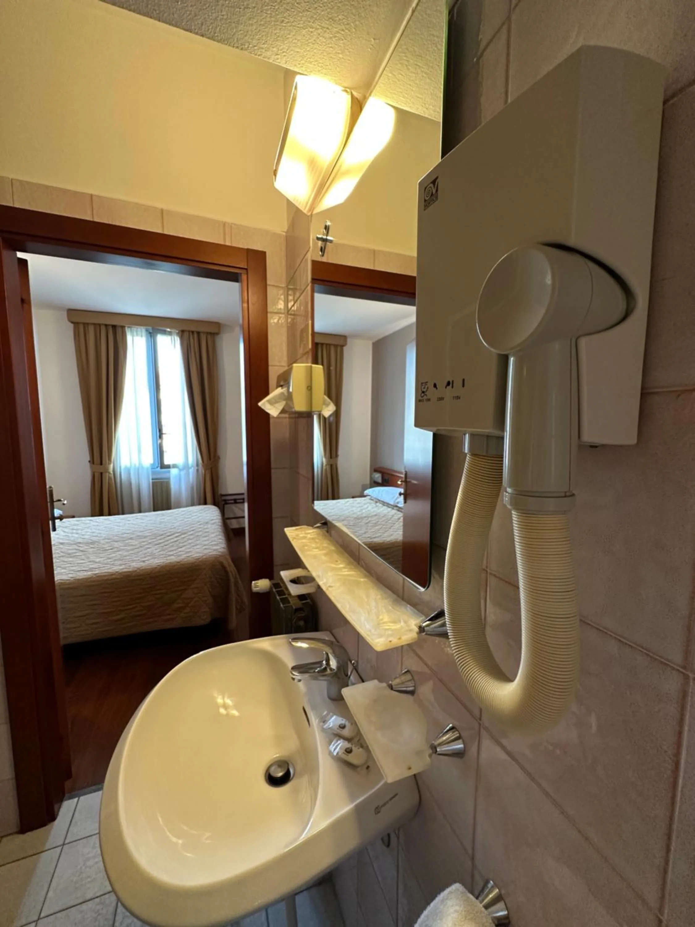 Bathroom, Bed in Hotel Aspromonte