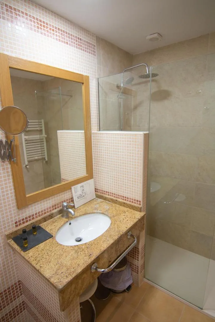 Shower in Hospedium Hotel Doña Mafalda de Castilla