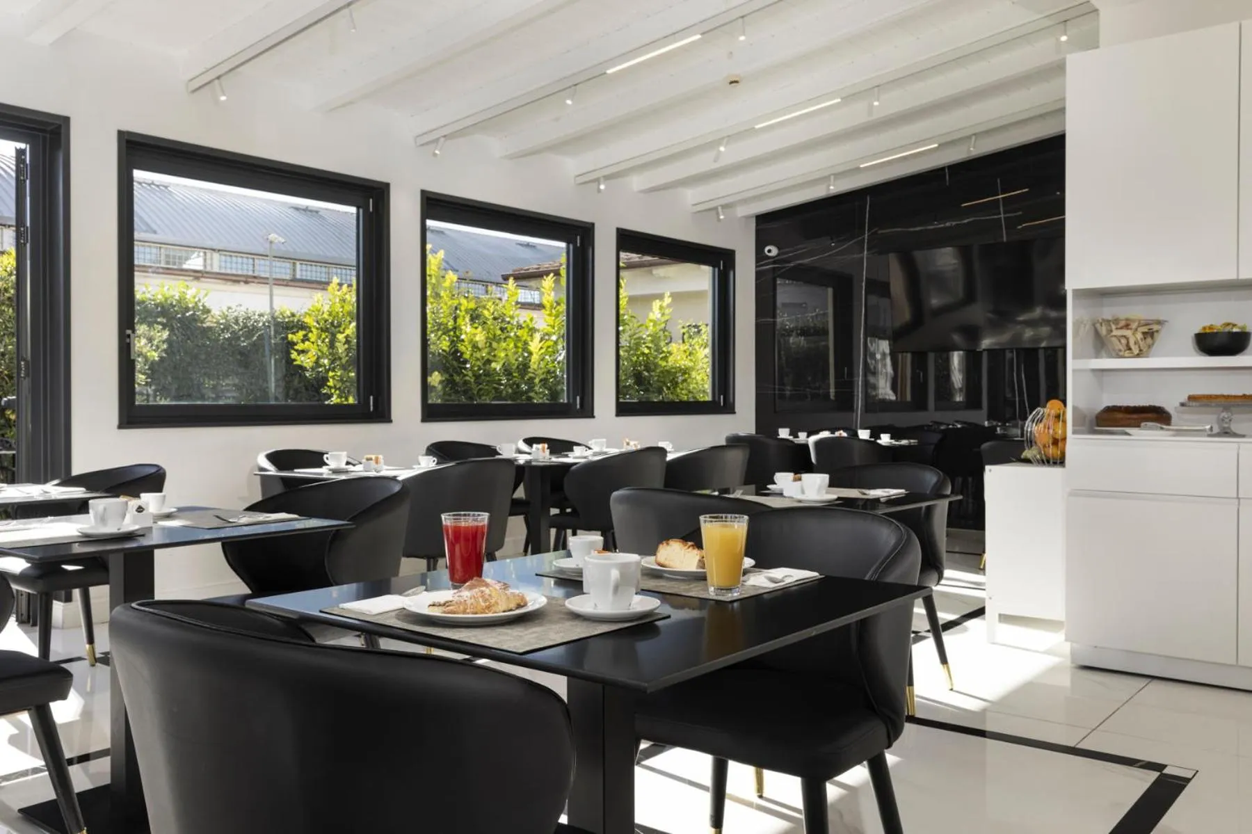 Restaurant/places to eat in Eurogarden Hotel