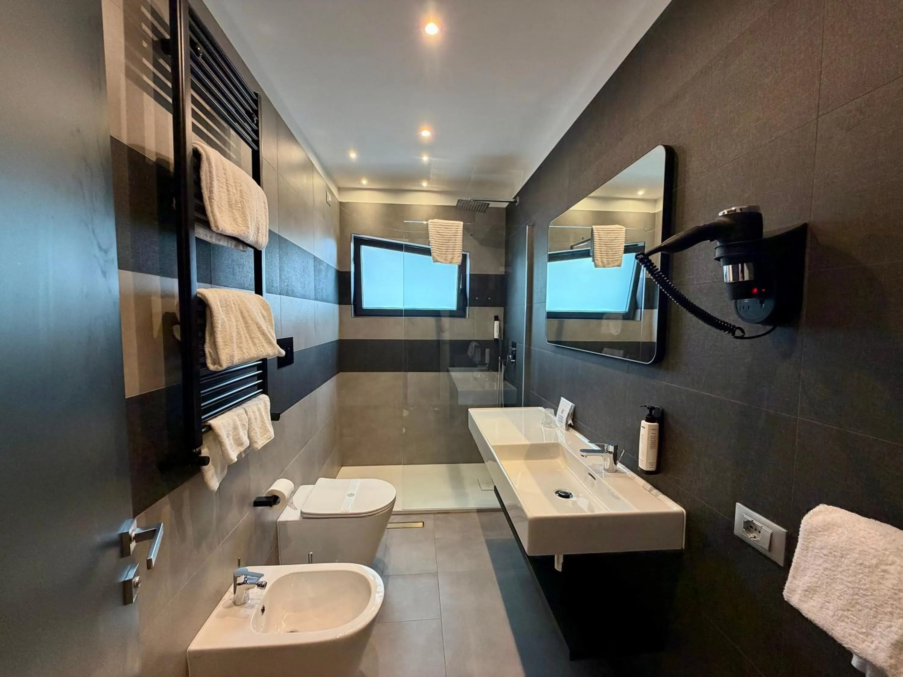 Toilet in Eurogarden Hotel