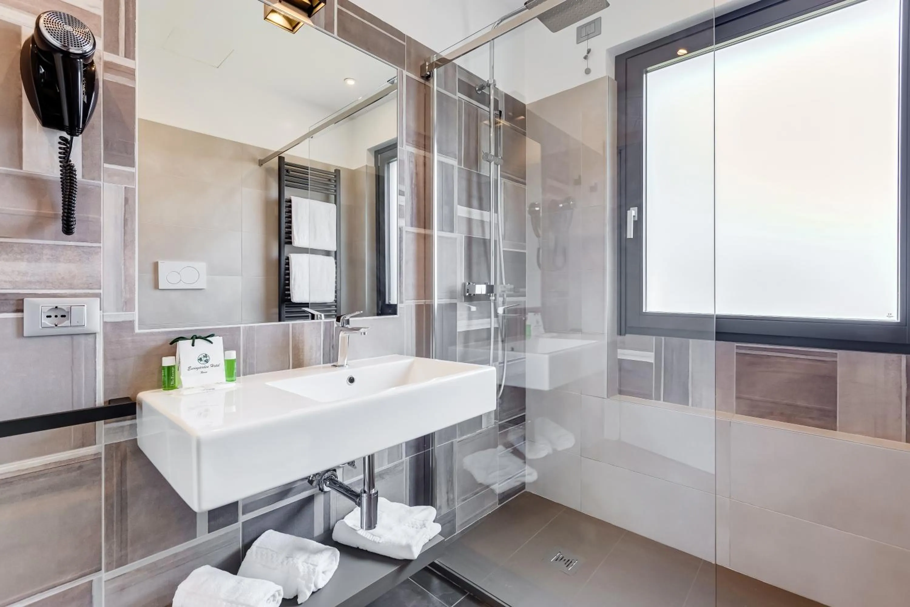 Shower in Eurogarden Hotel