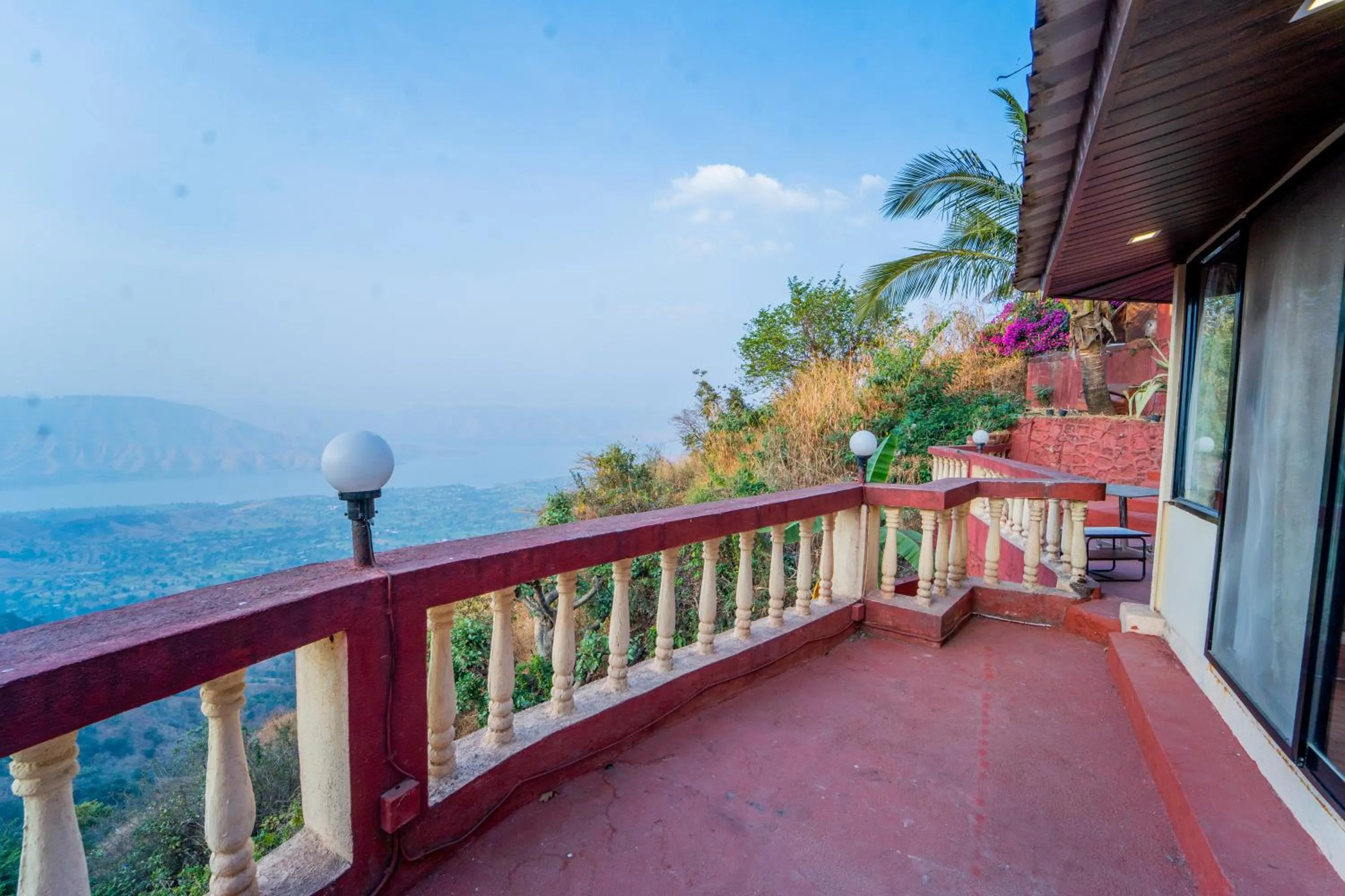 Balcony/Terrace in Sharayu Holidays Valley View