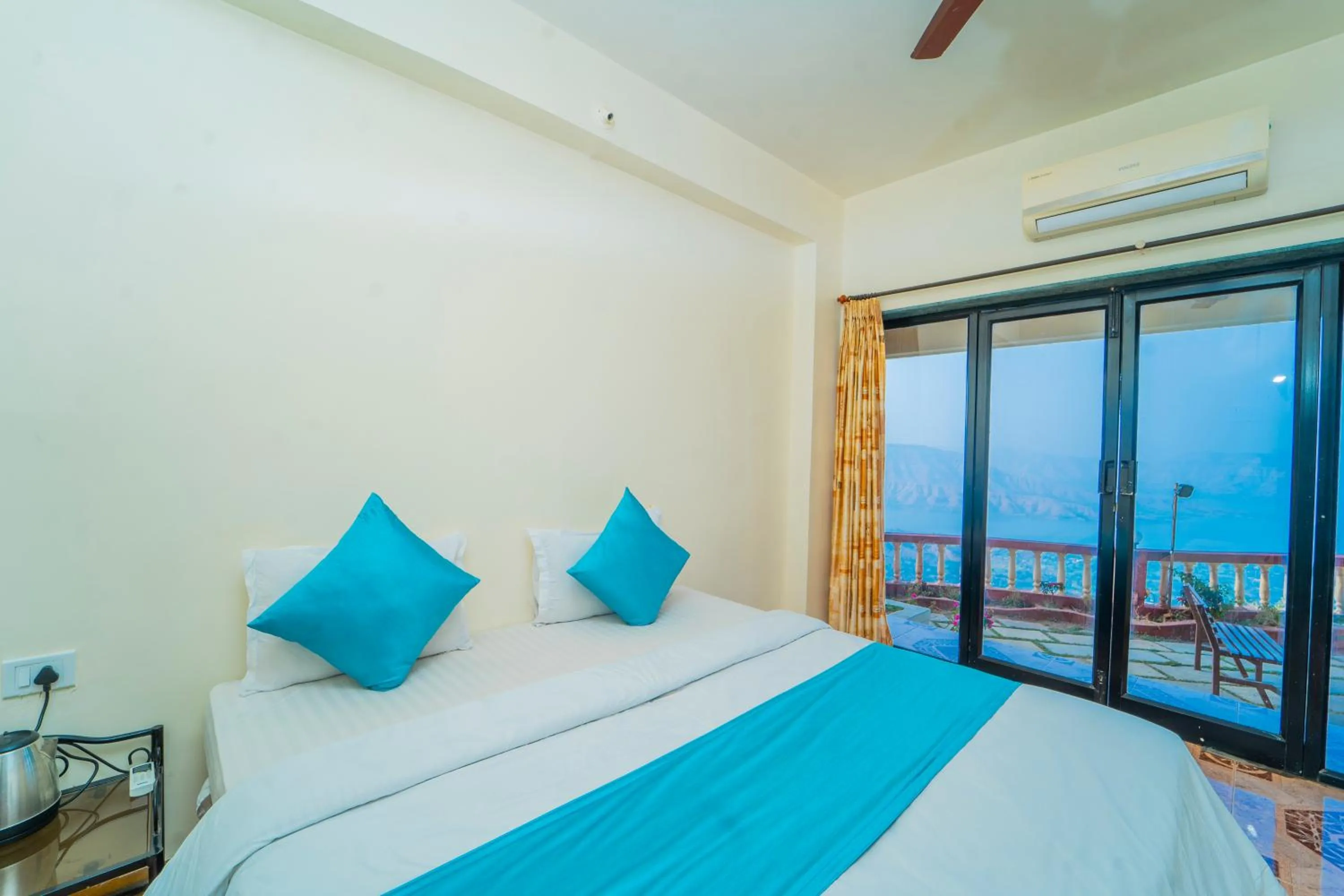 Bed in Sharayu Holidays Valley View
