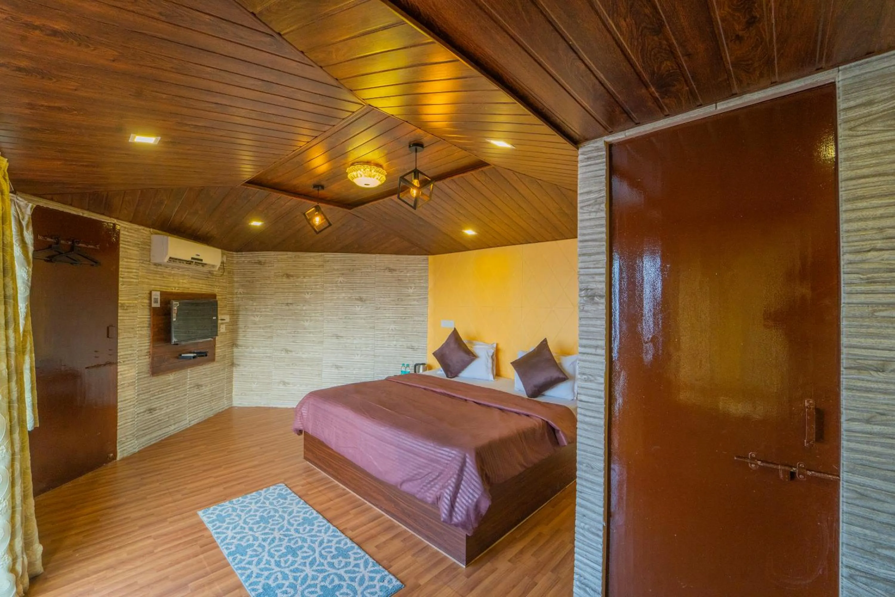 Photo of the whole room, Bed in Sharayu Holidays Valley View