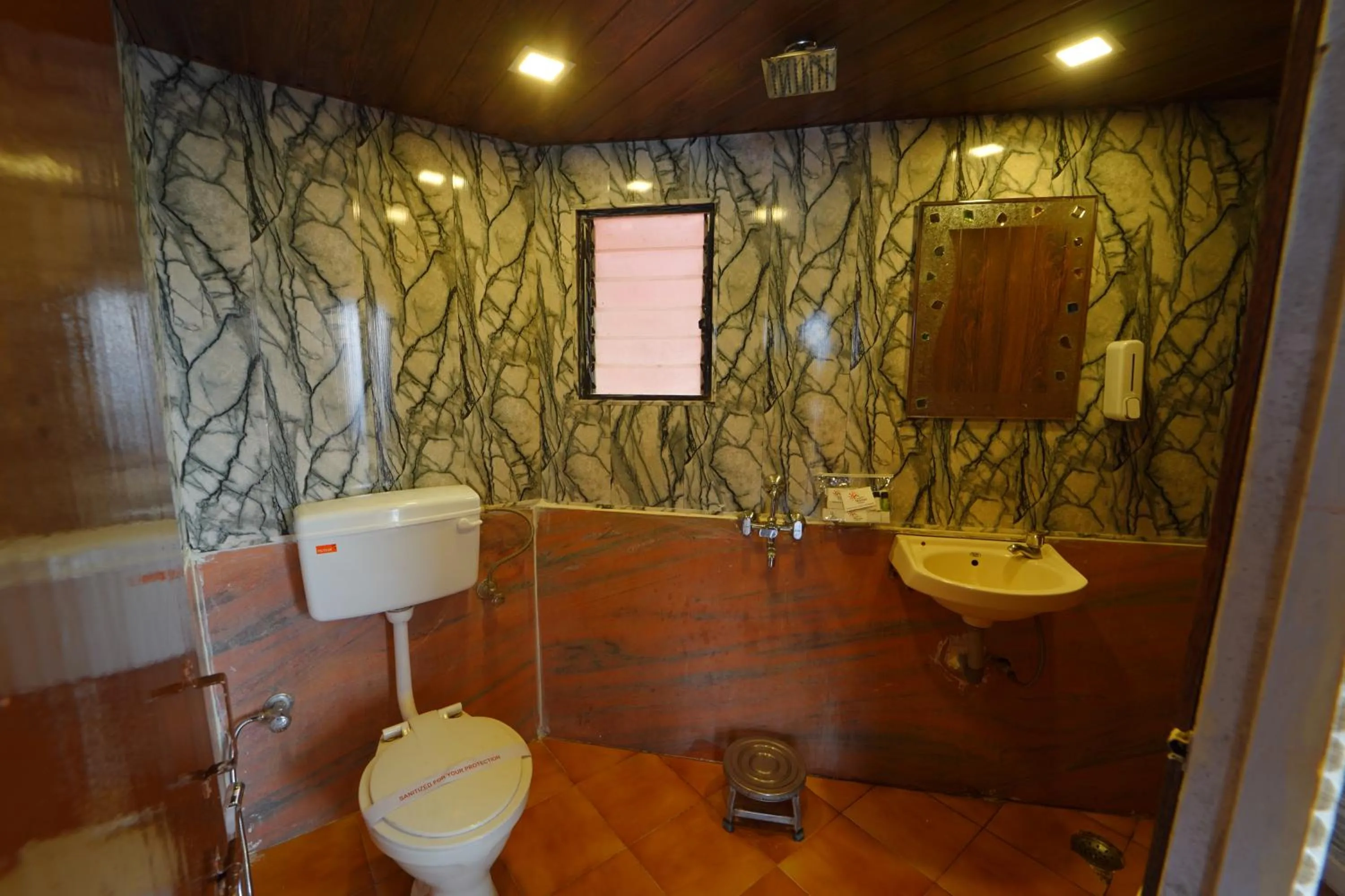 Toilet in Sharayu Holidays Valley View