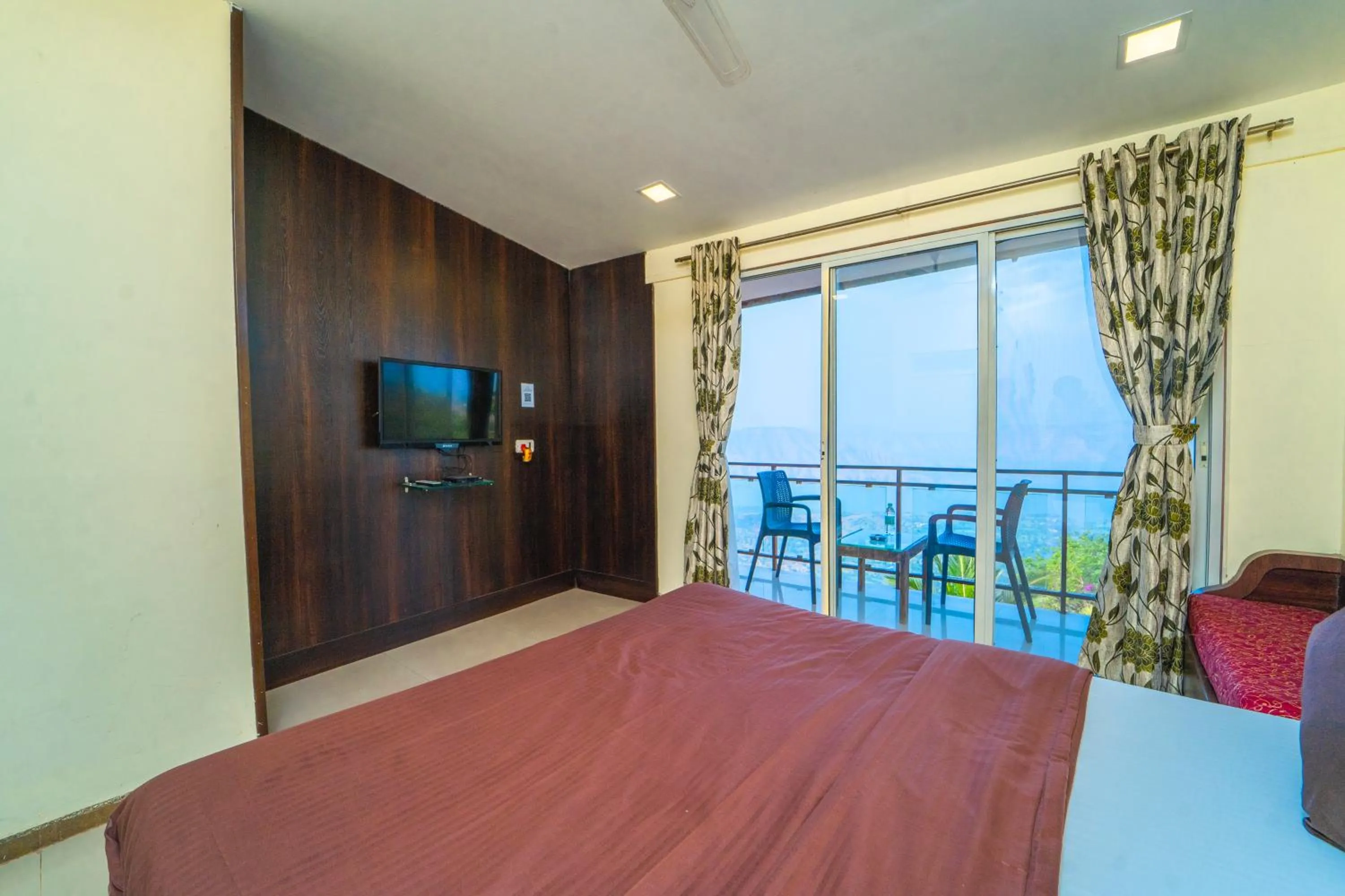 TV and multimedia, Bed in Sharayu Holidays Valley View