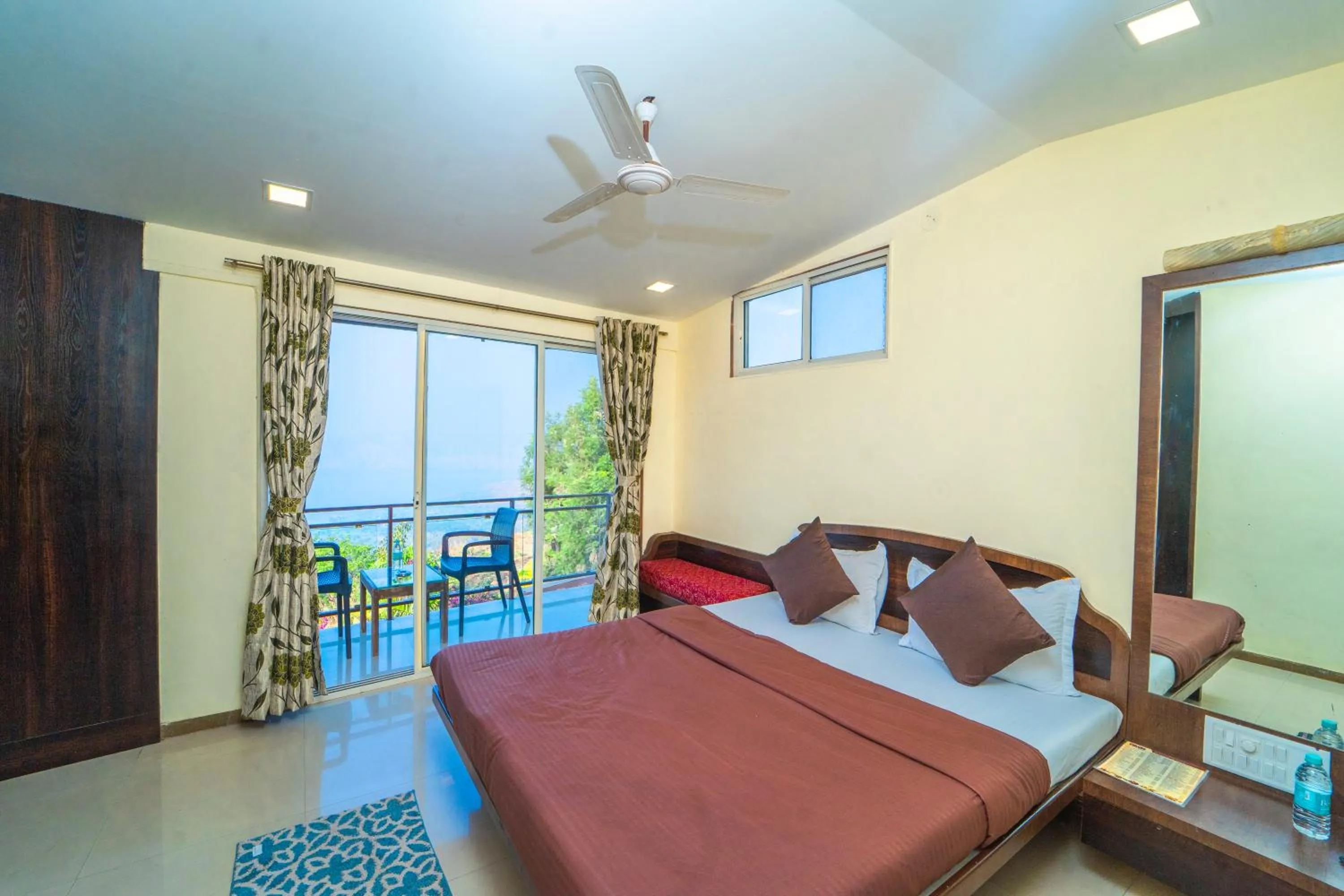 Photo of the whole room, Bed in Sharayu Holidays Valley View
