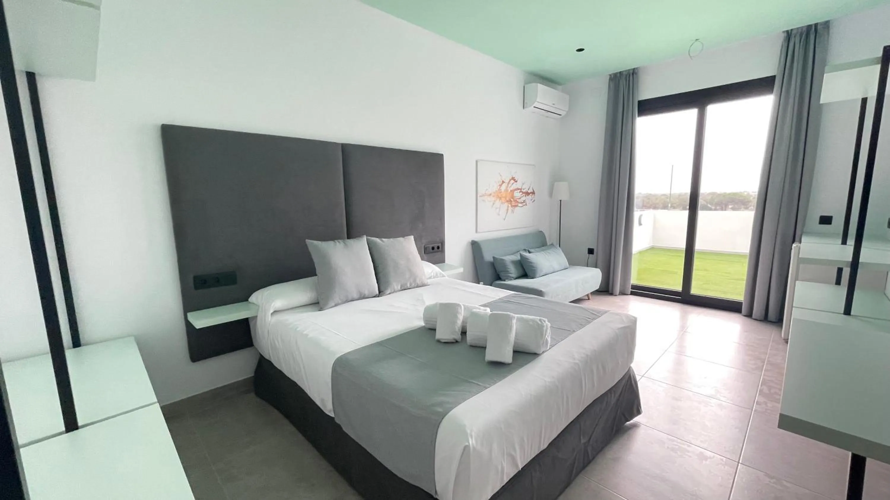 Photo of the whole room, Bed in ON The Residence