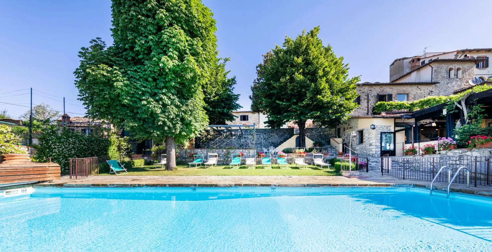 Swimming pool in Relais Vignale & Spa