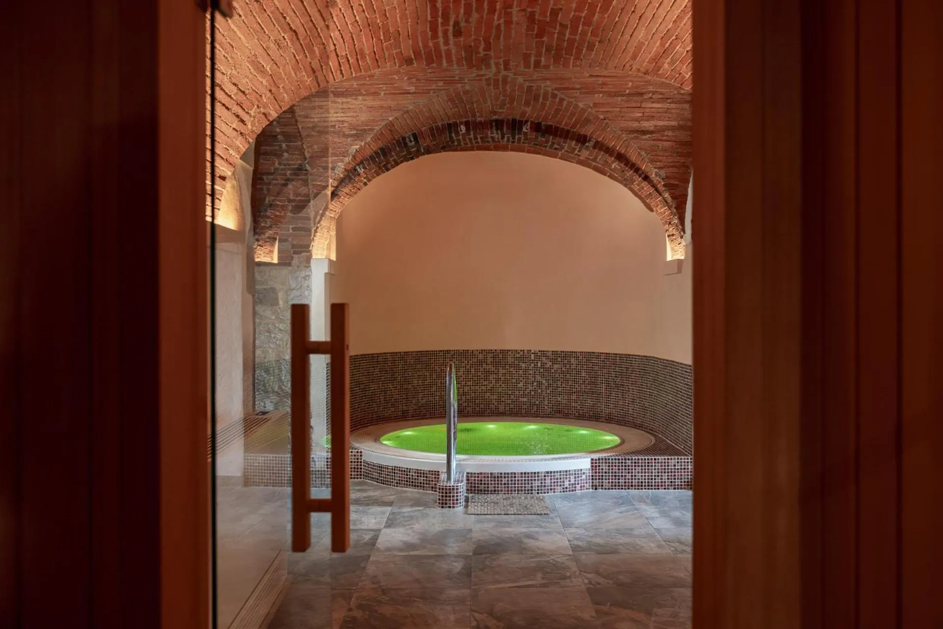 Hot Tub in Relais Vignale & Spa