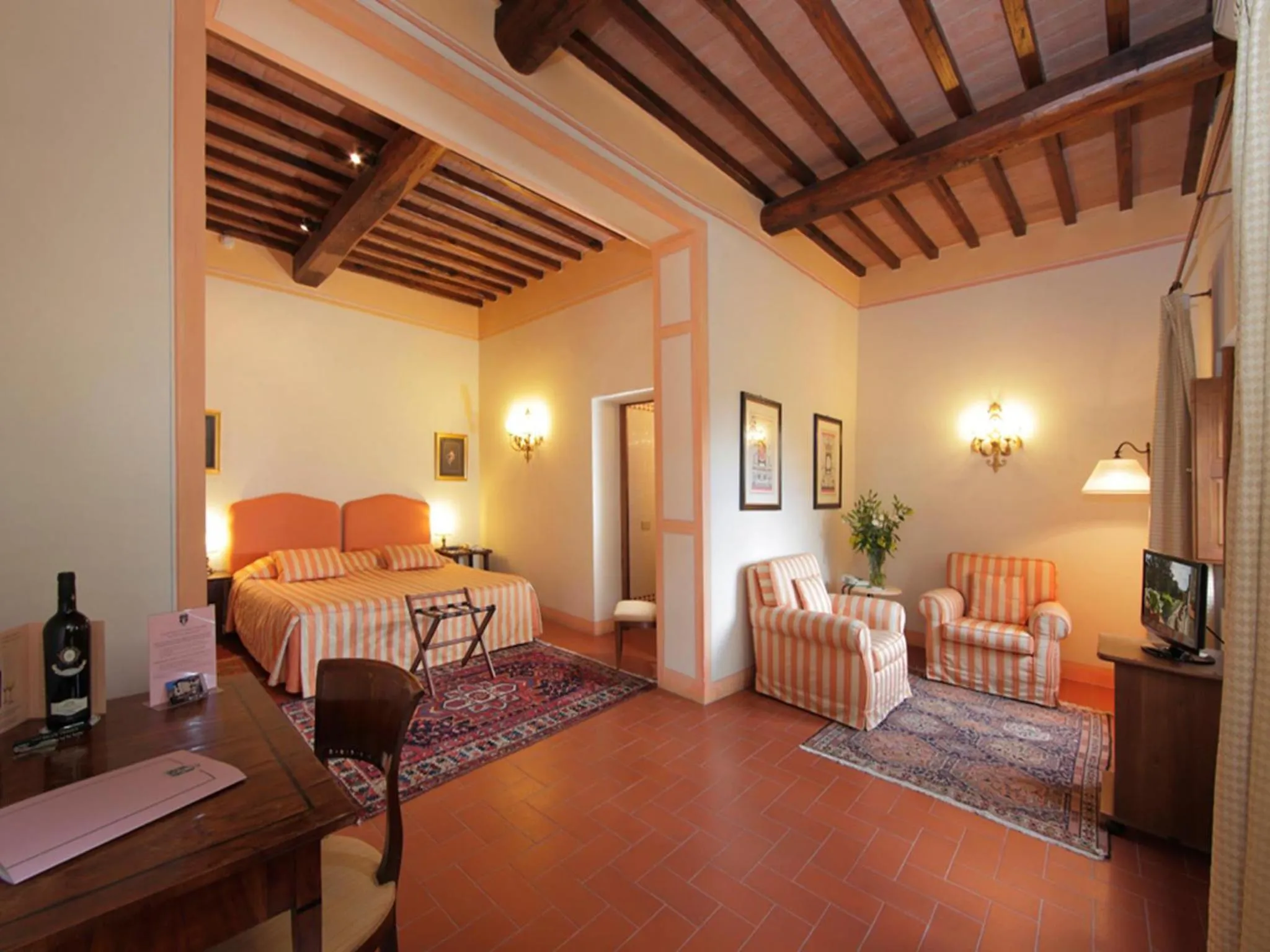 Living room, Bed in Relais Vignale & Spa