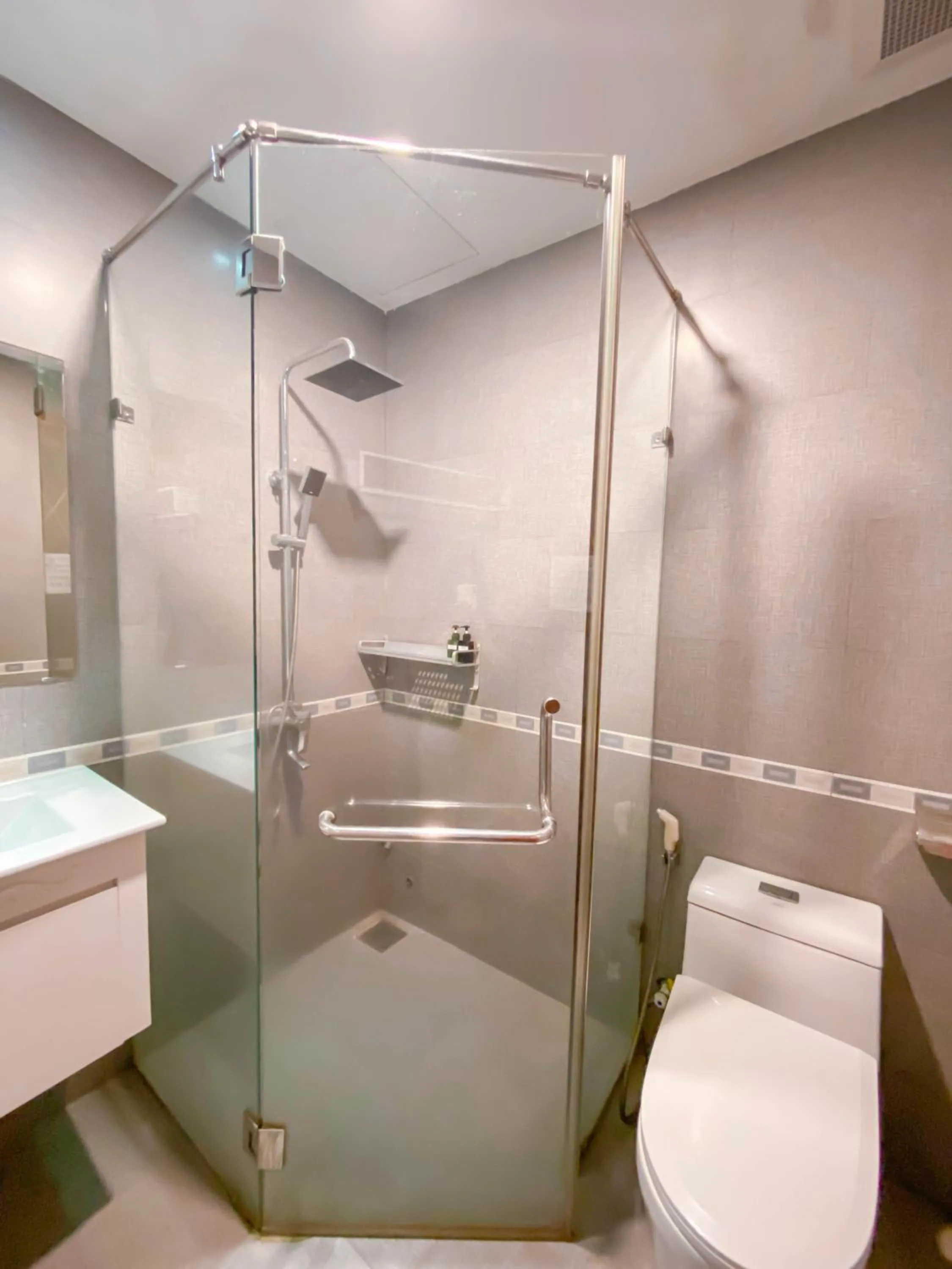 Shower in Zalo Sea Hotel by THG