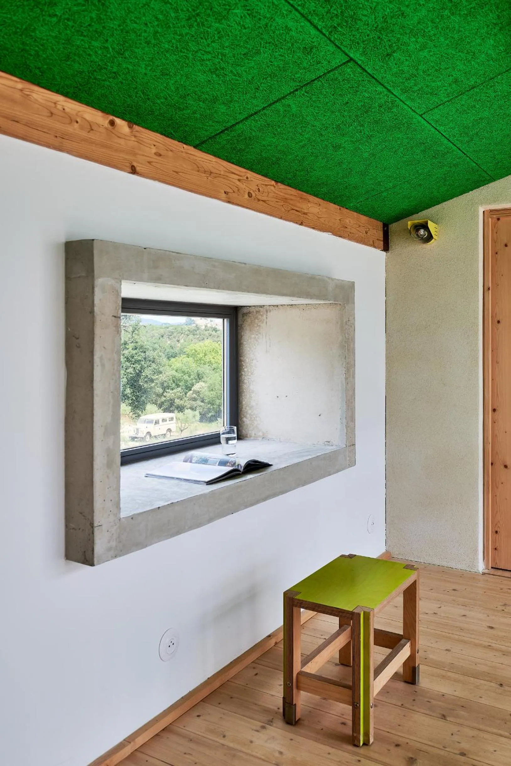 Decorative detail in Domaine La Ferme HI bride