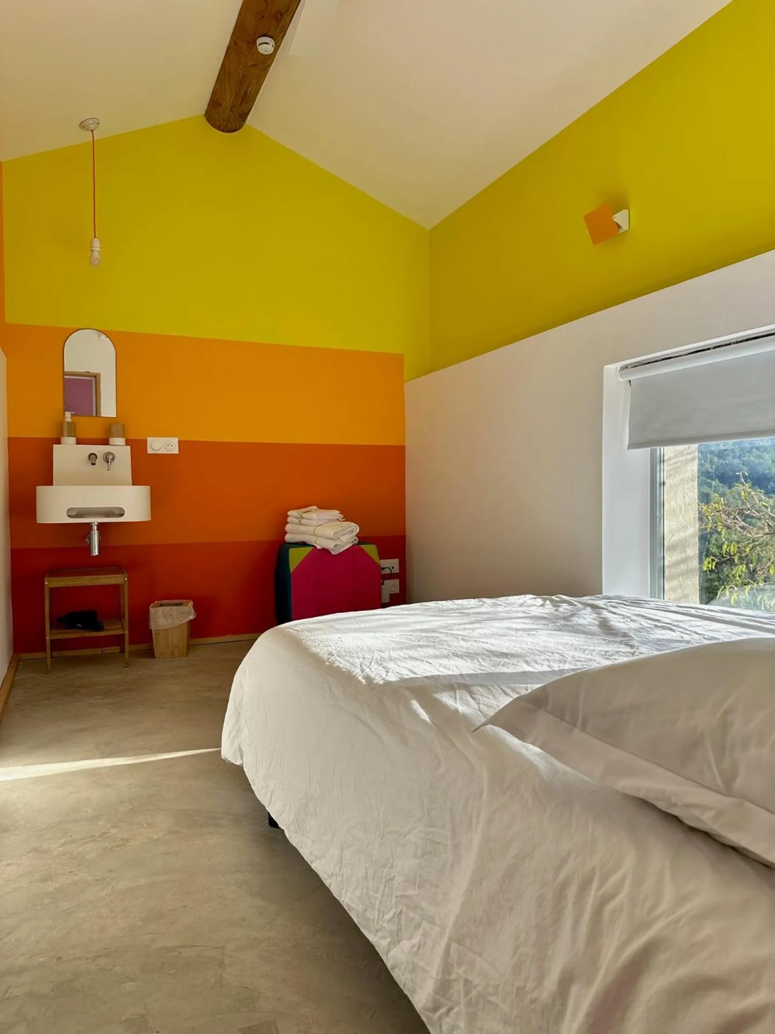 Photo of the whole room in Domaine La Ferme HI bride