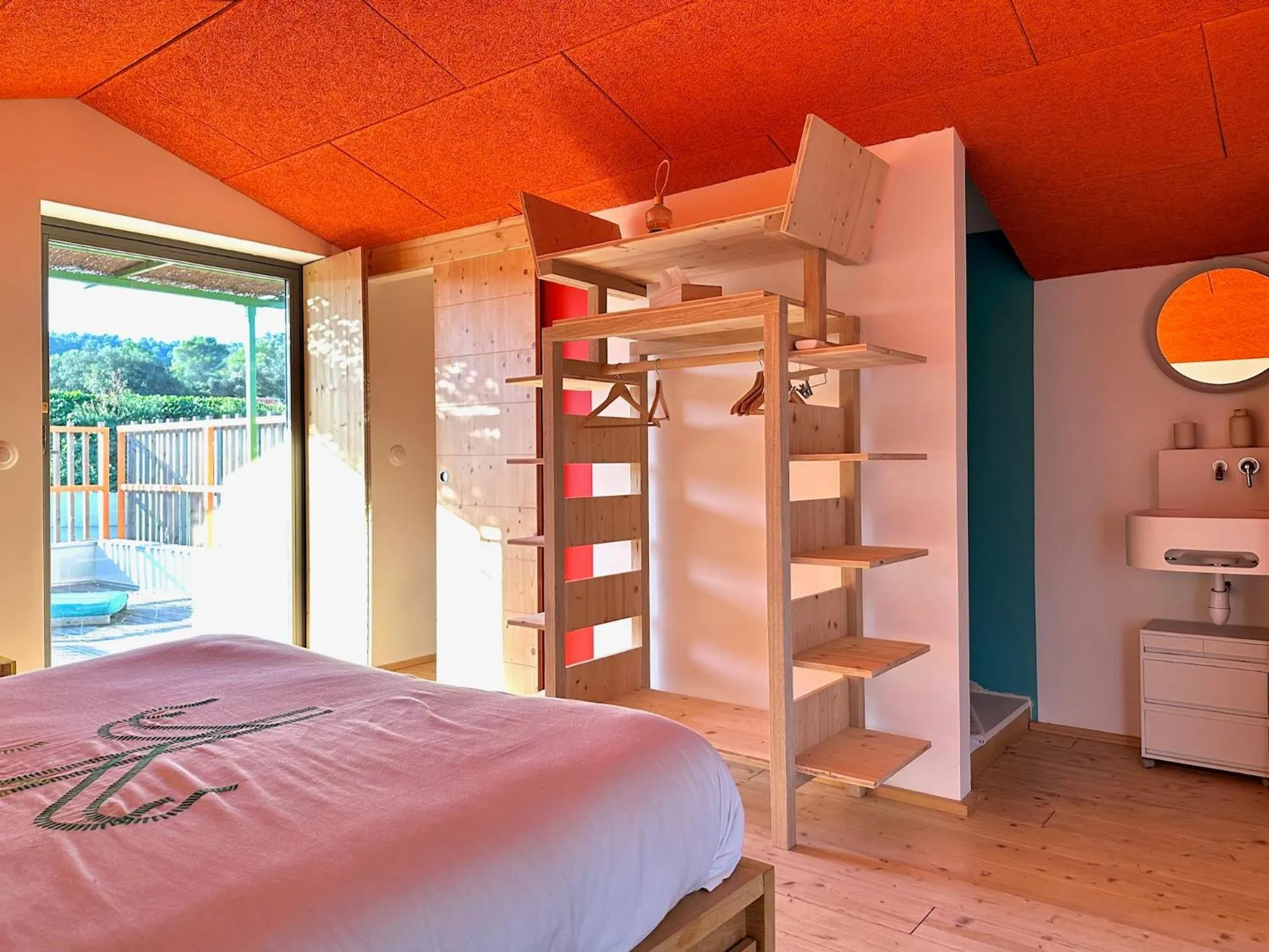 Photo of the whole room in Domaine La Ferme HI bride