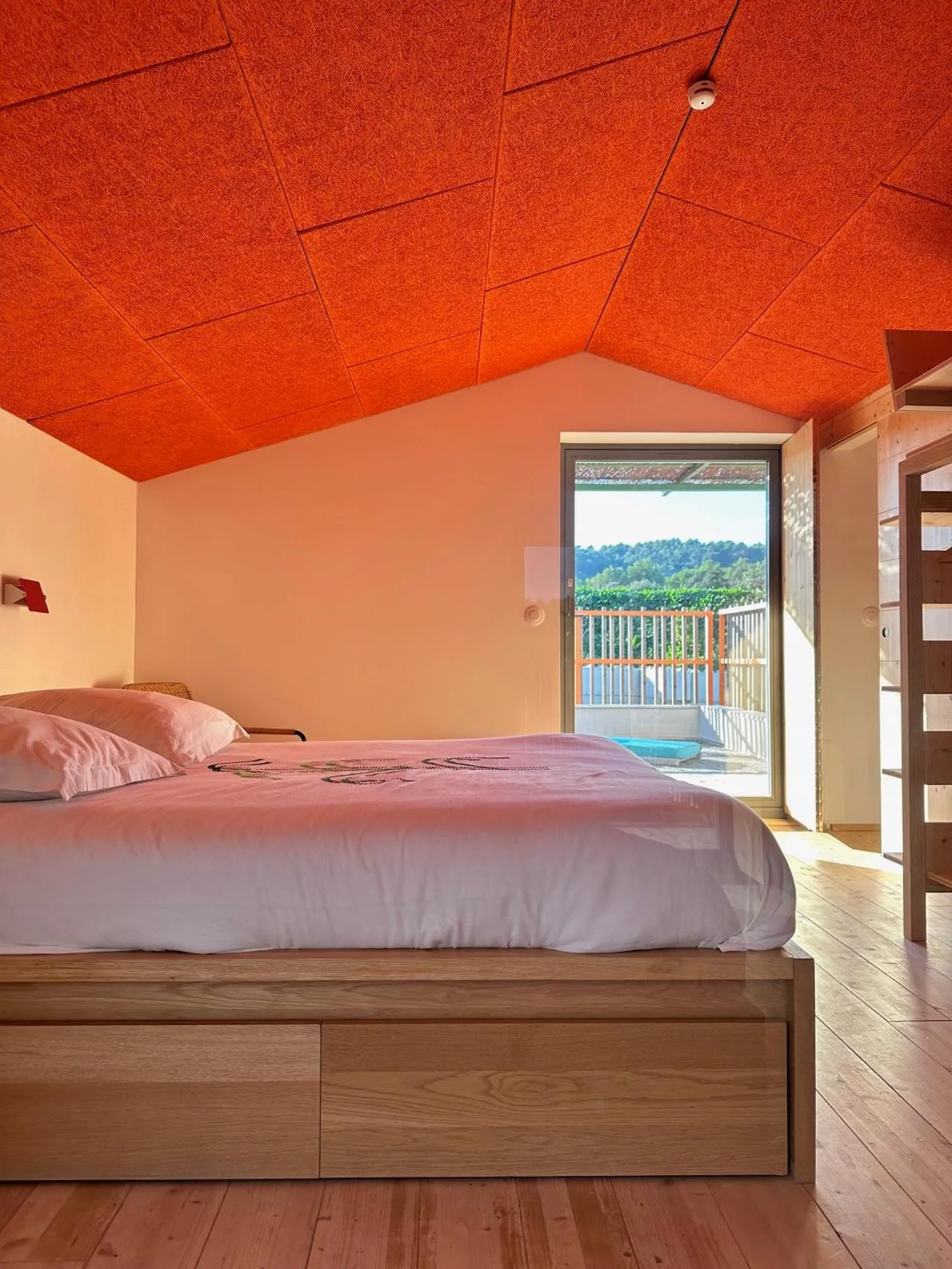 Photo of the whole room in Domaine La Ferme HI bride