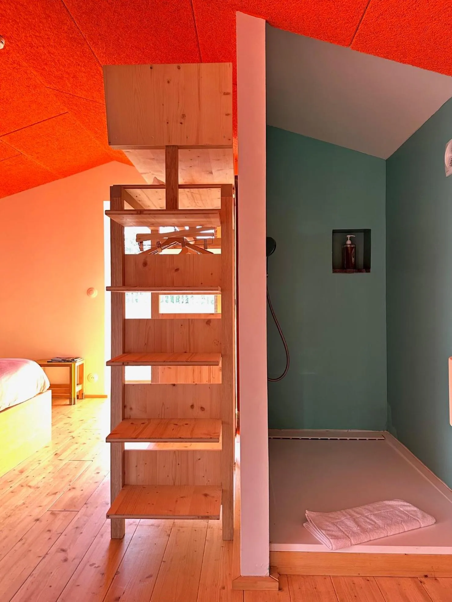 Photo of the whole room in Domaine La Ferme HI bride