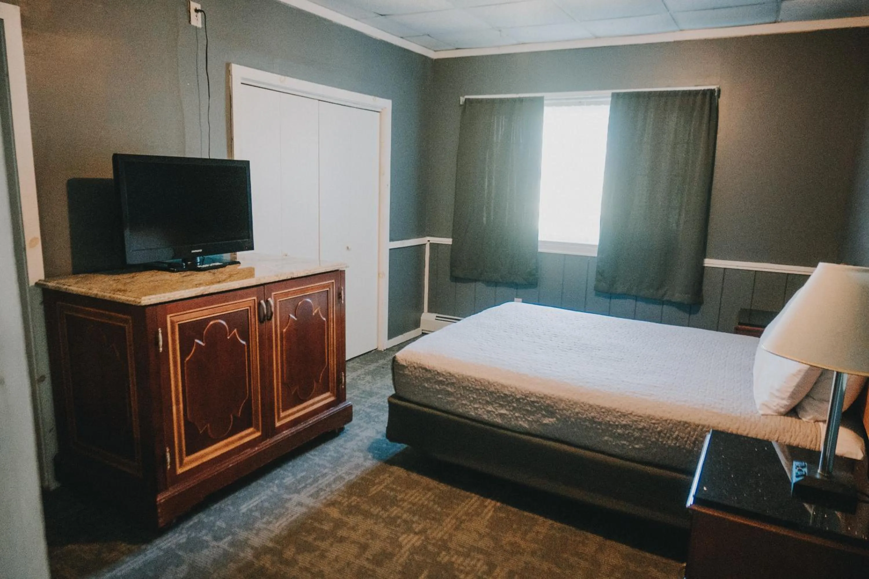 Bedroom, Bed in Queen City Inn