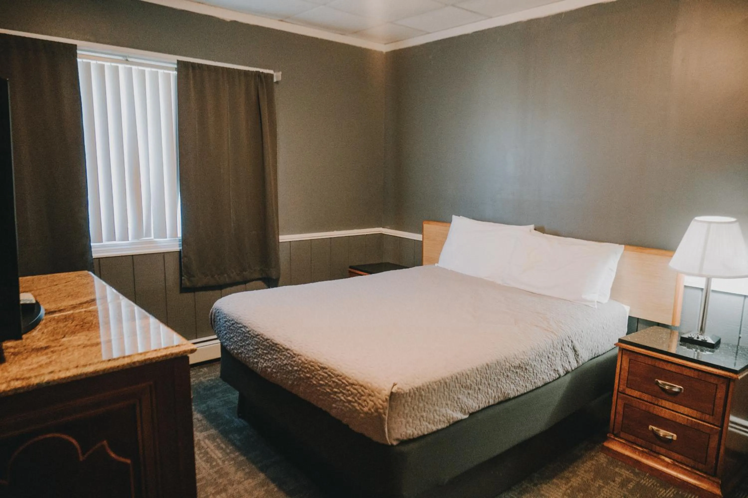 Bedroom, Bed in Queen City Inn