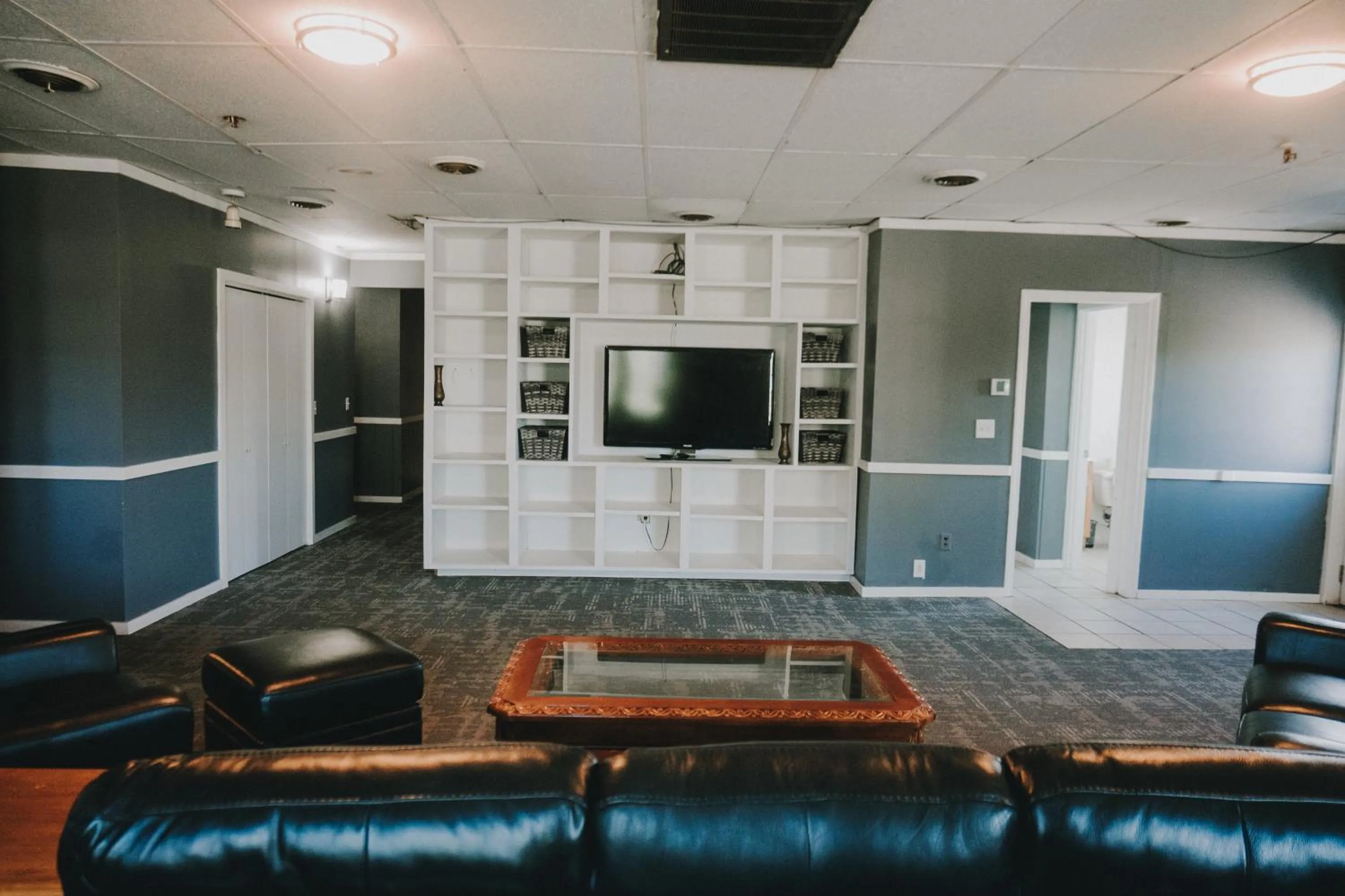 Living room in Queen City Inn