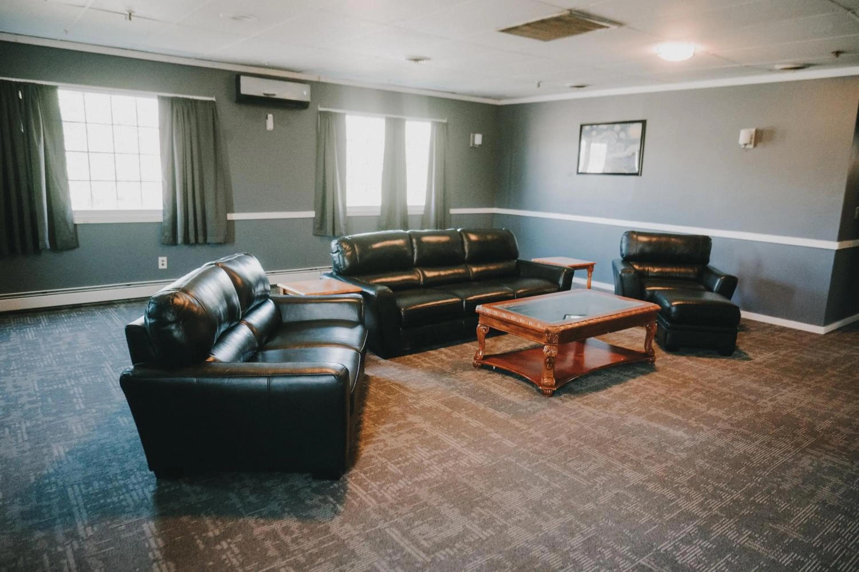 Living room in Queen City Inn