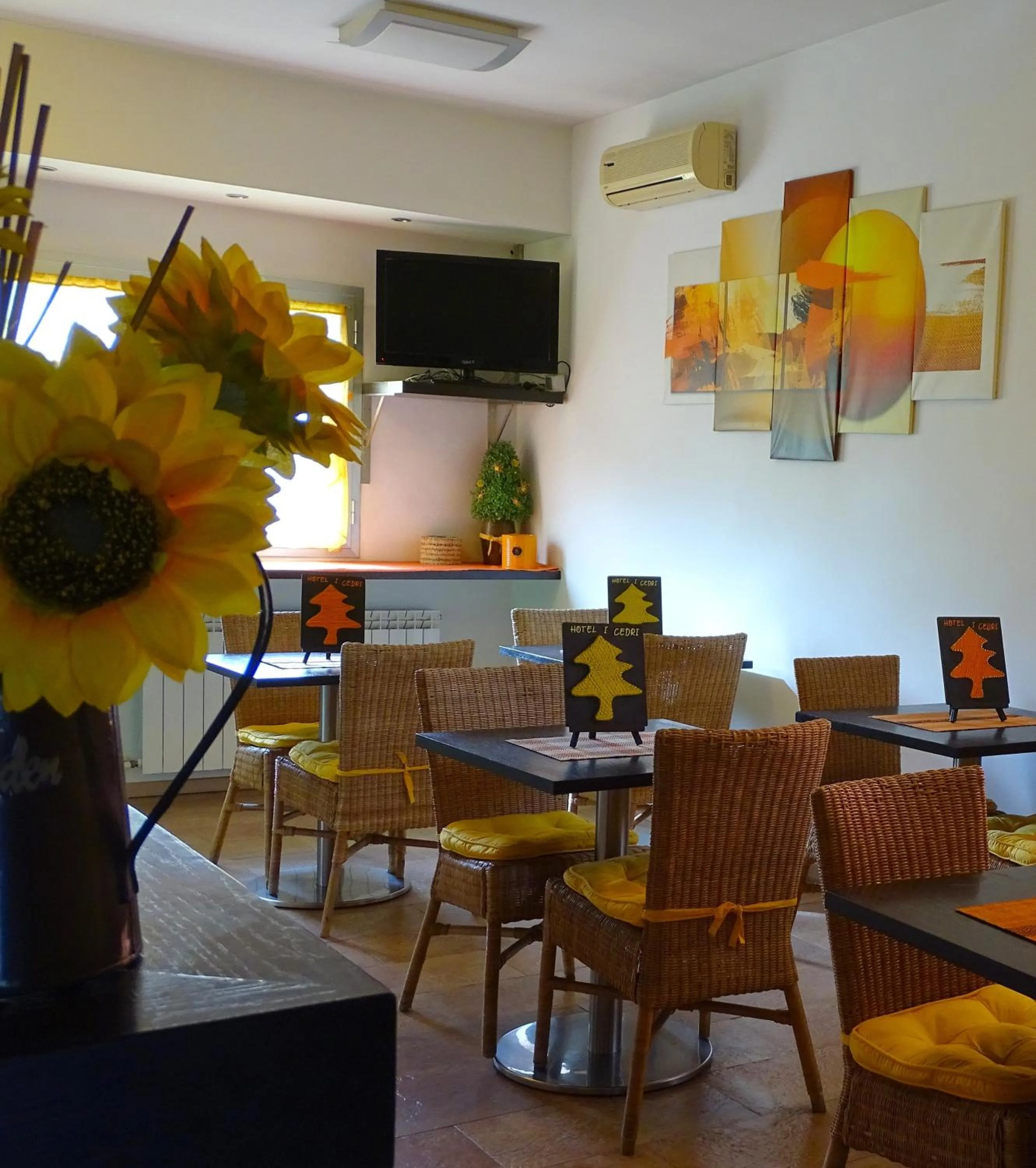 Communal lounge/ TV room in Hotel I Cedri