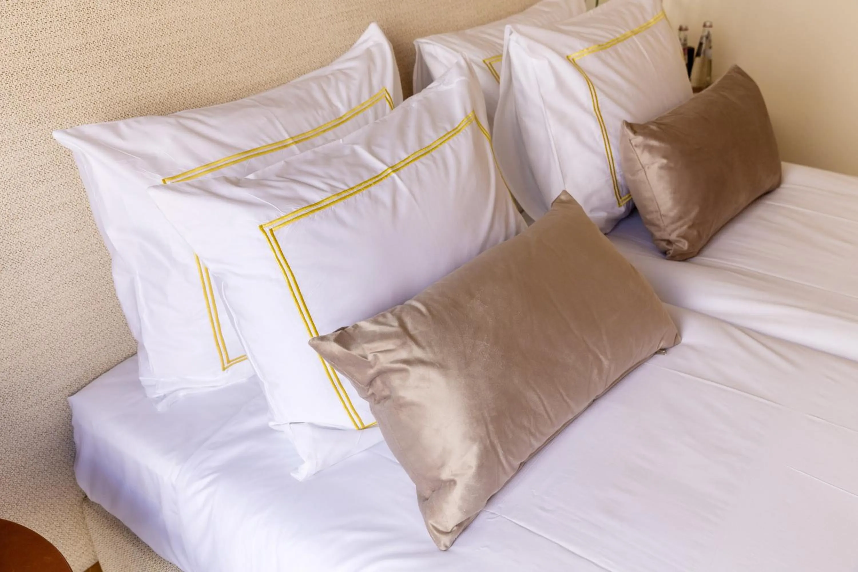 Bed in Dhotel - די הוטל