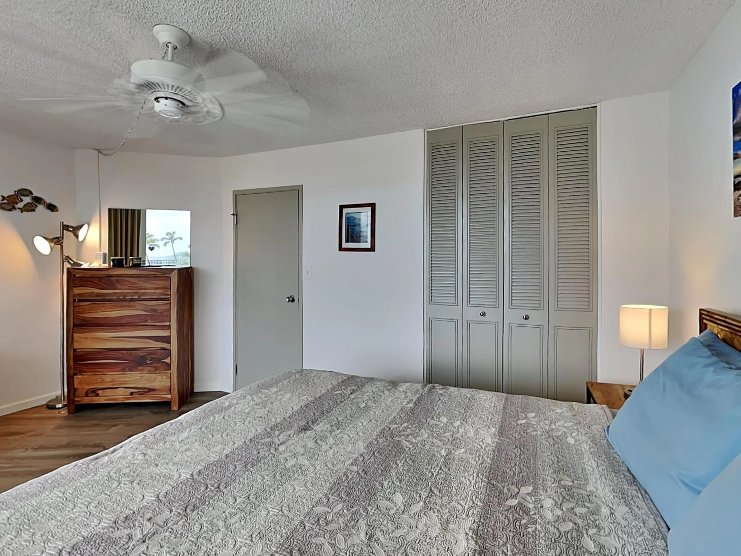 Property building, Bed in Island Surf 506