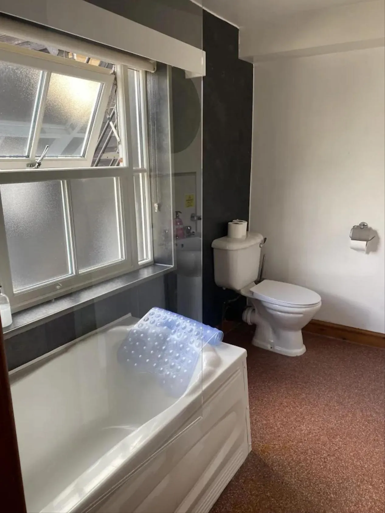 Toilet, Bed in The Knighton Apartment