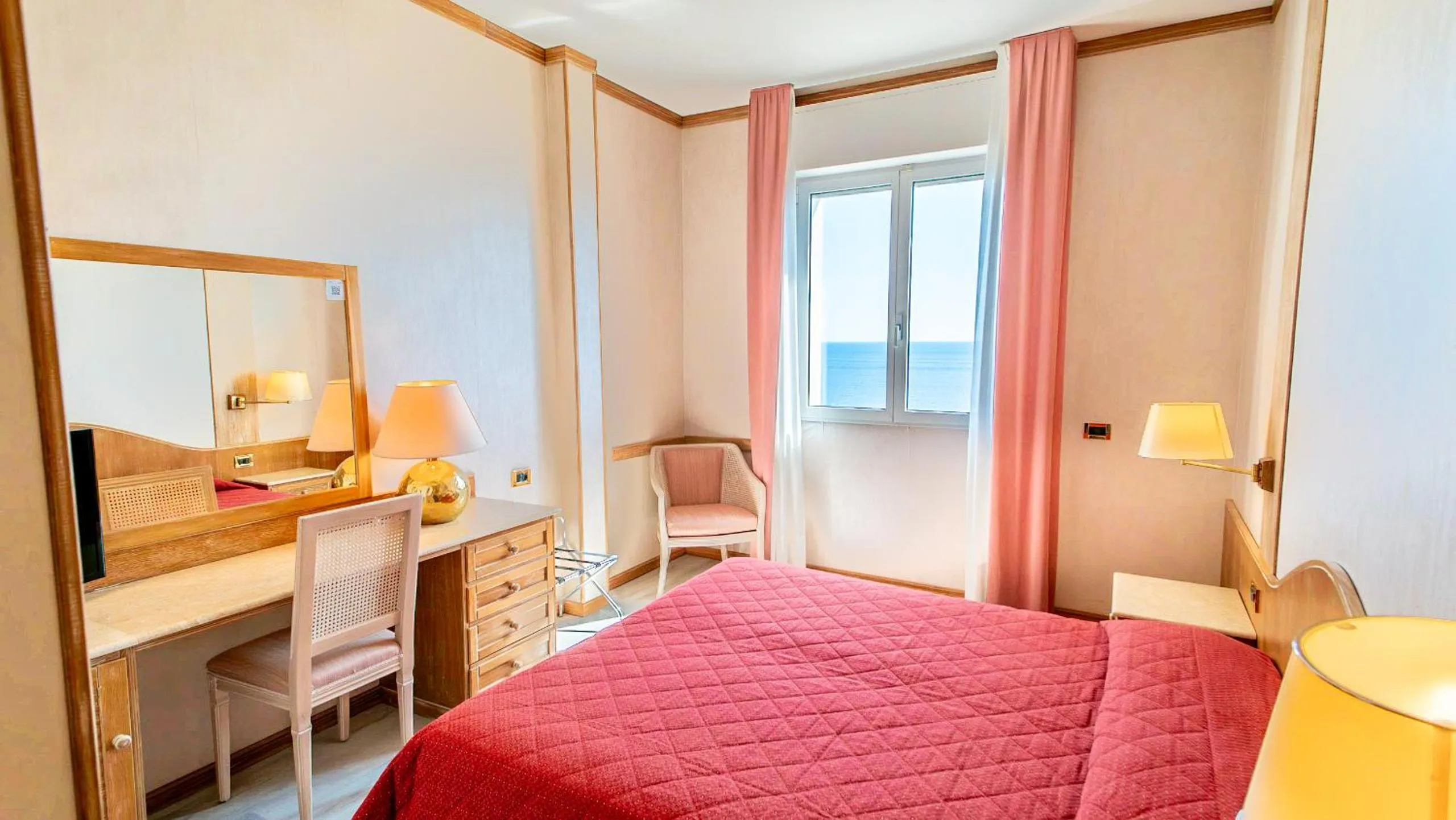 Photo of the whole room, Bed in Bobby Executive