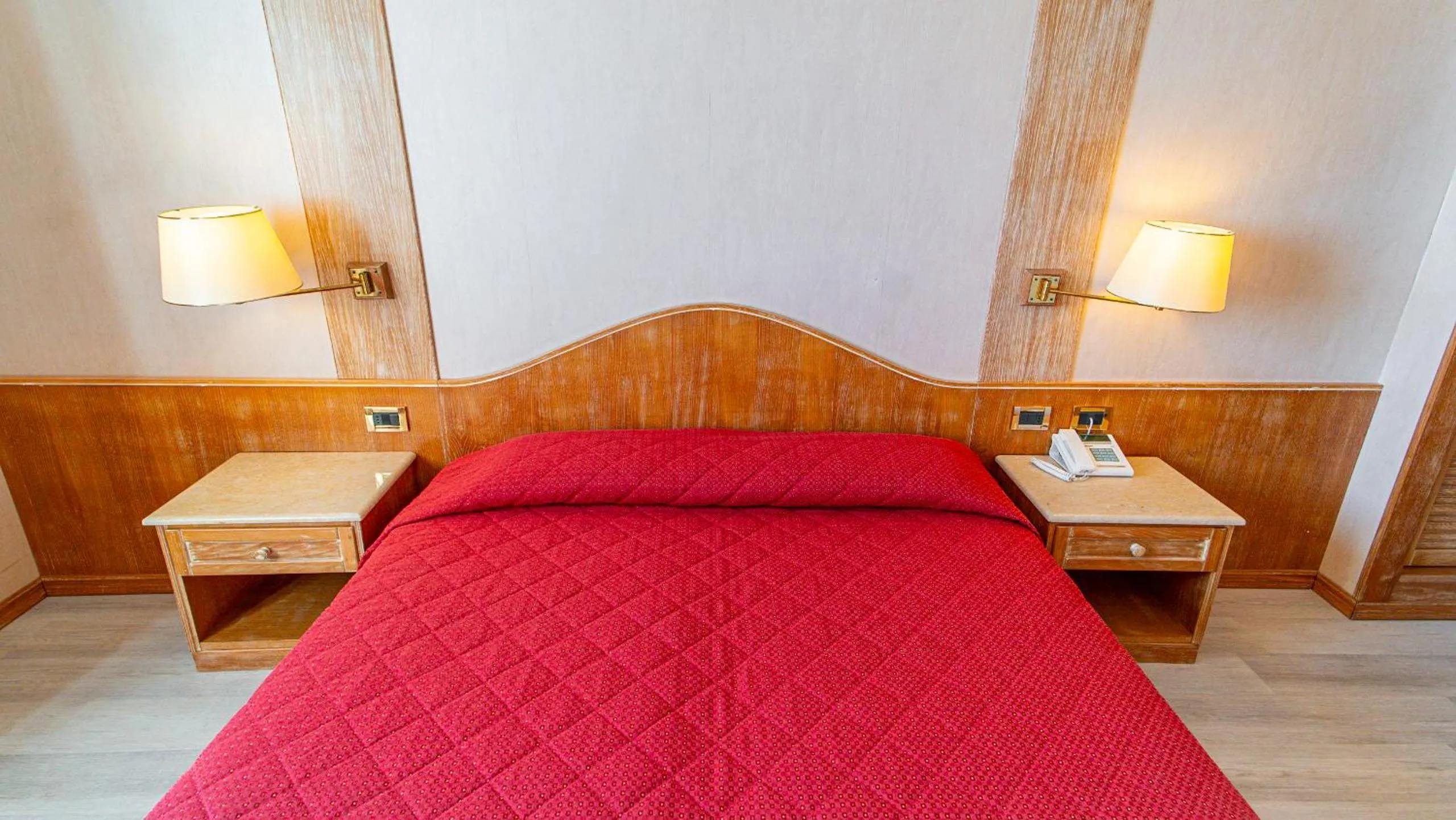 Photo of the whole room, Bed in Bobby Executive