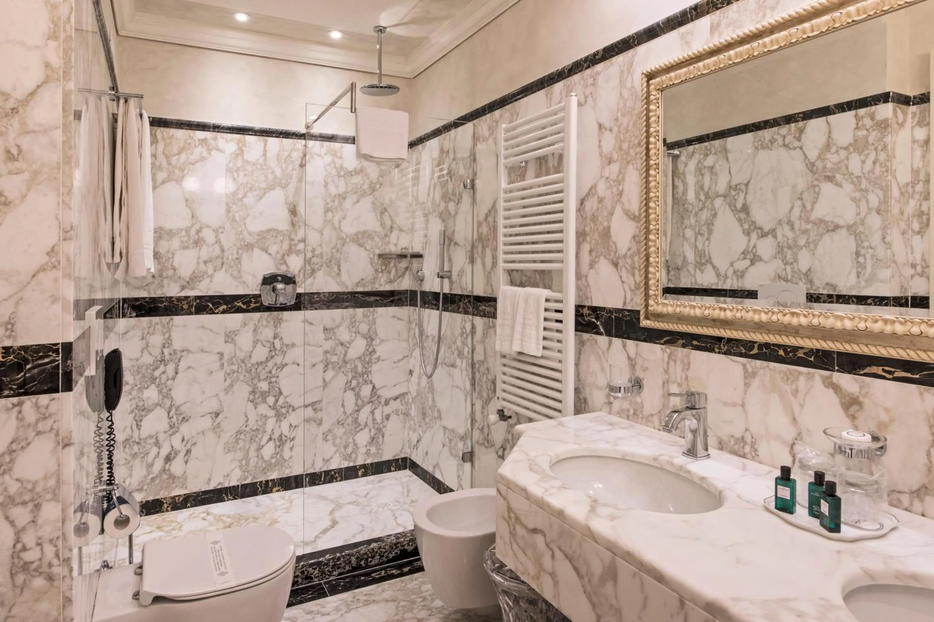 Bathroom in Hotel Armonia