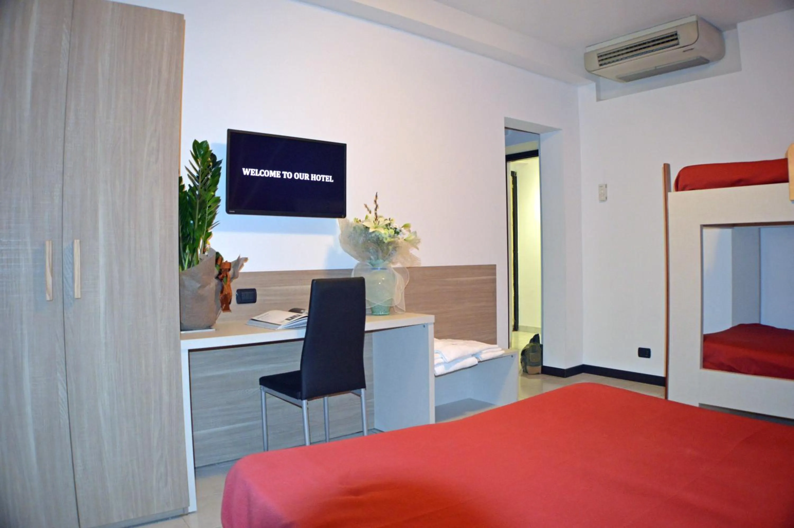 TV and multimedia, Bed in Sempione Hotel Malpensa