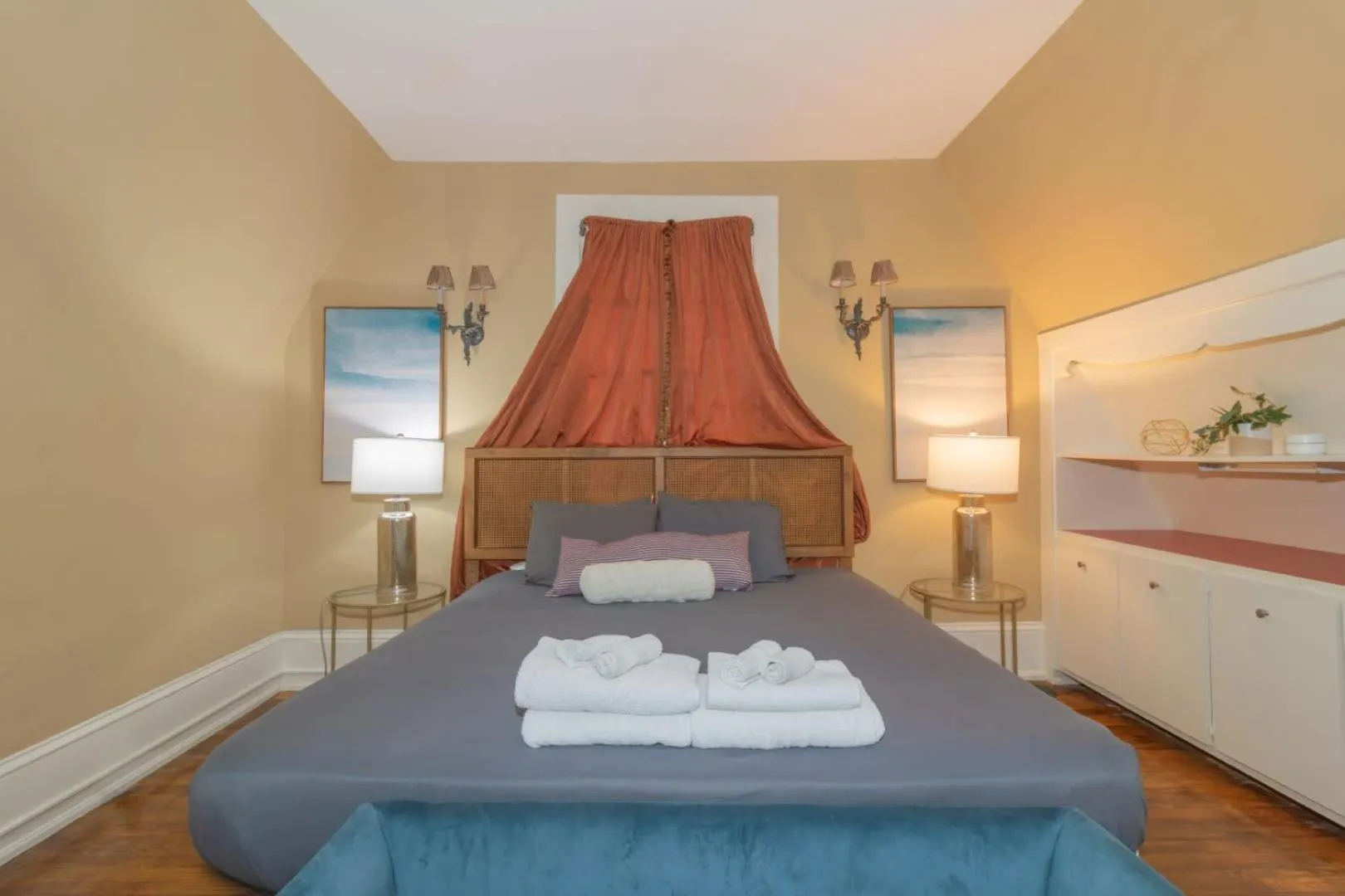 Bed in Royal in Columbus- Midtown Columbus Castle