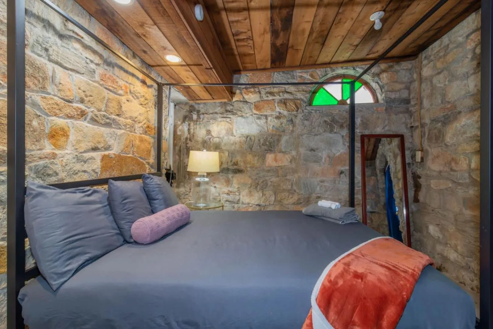 Bed in Royal in Columbus- Midtown Columbus Castle