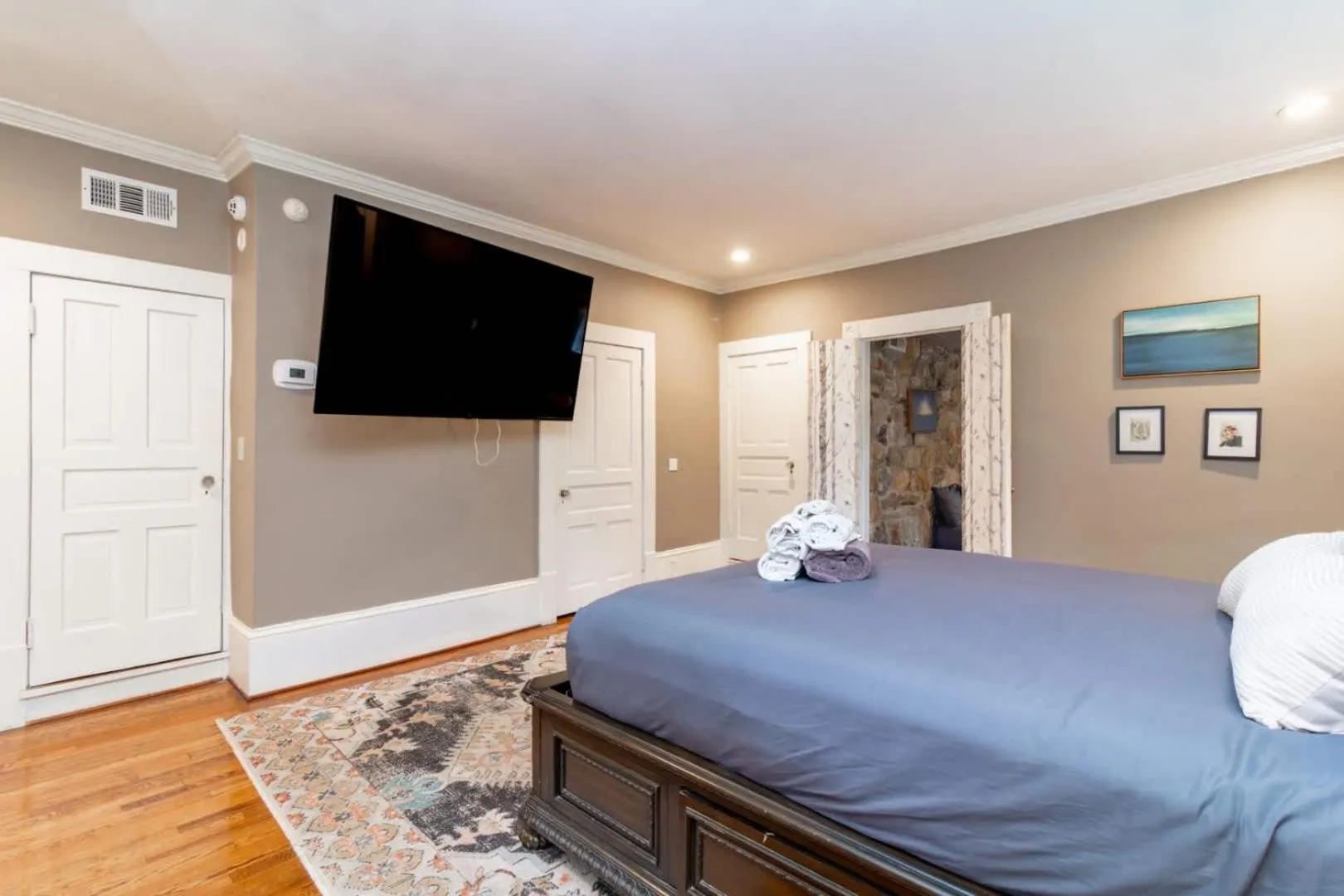 Bed in Royal in Columbus- Midtown Columbus Castle