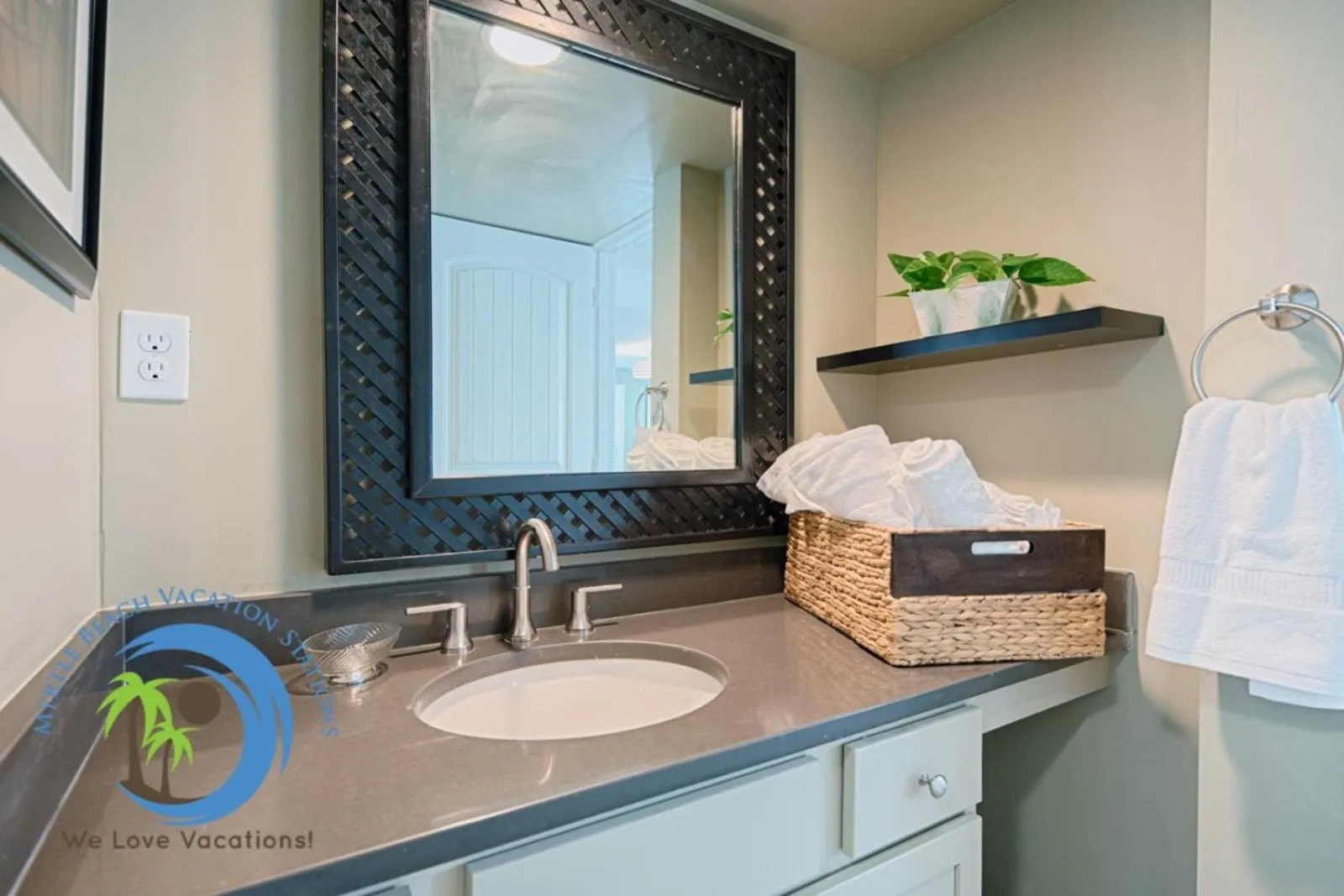 Property building in Cg Cottage Down