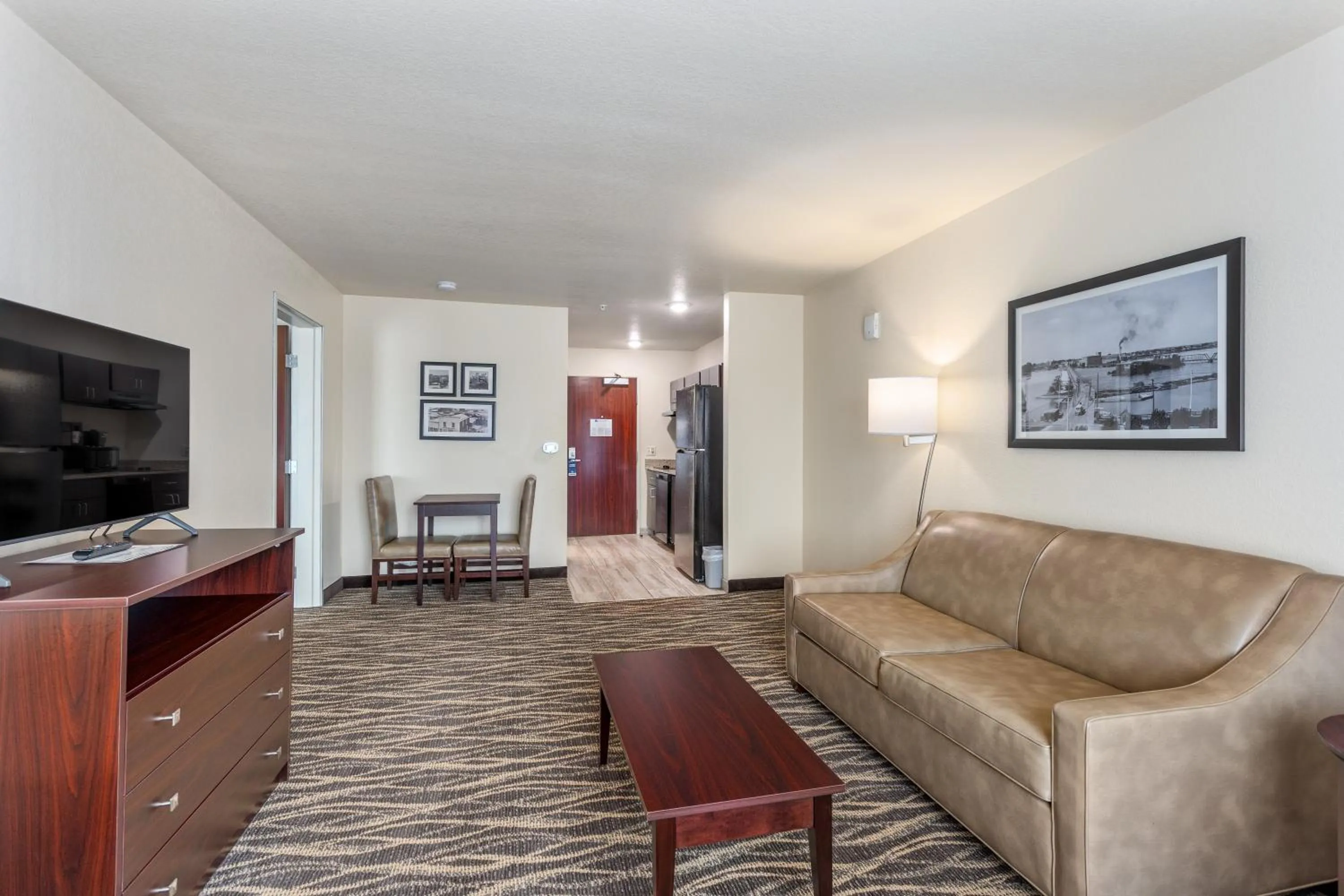 TV and multimedia in Cobblestone Hotel & Suites - De Pere Green Bay