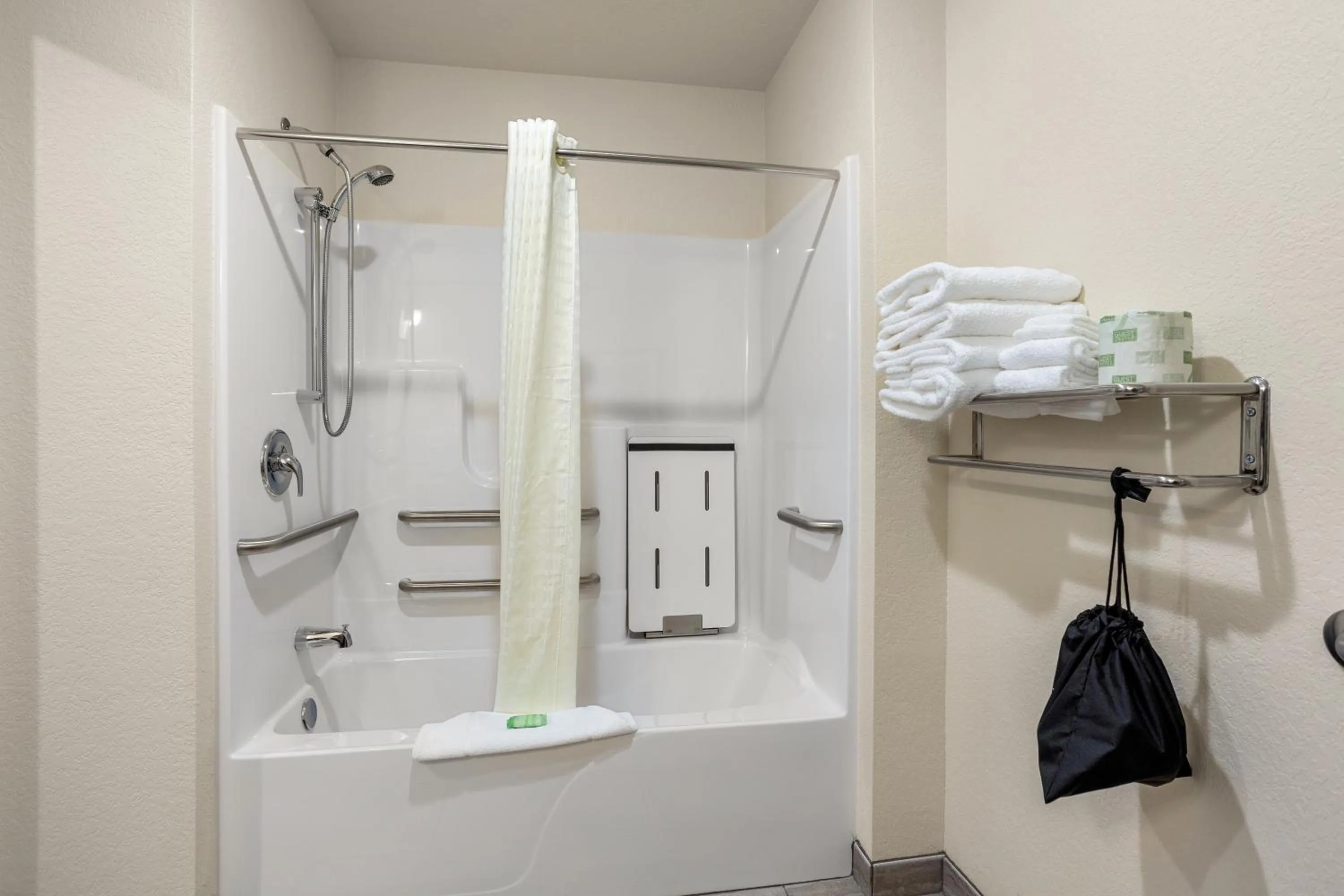 Shower in Cobblestone Hotel & Suites - De Pere Green Bay