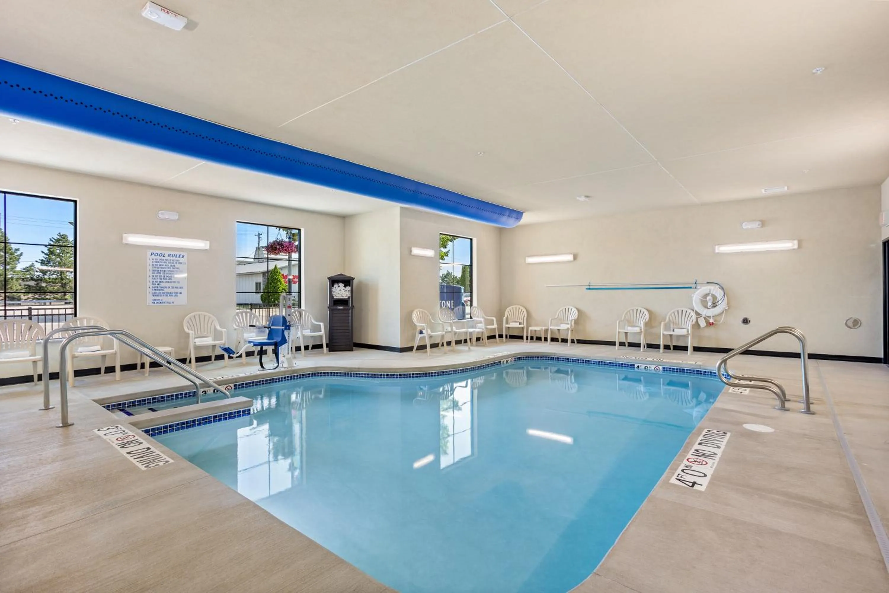 Swimming pool in Cobblestone Hotel & Suites - De Pere Green Bay