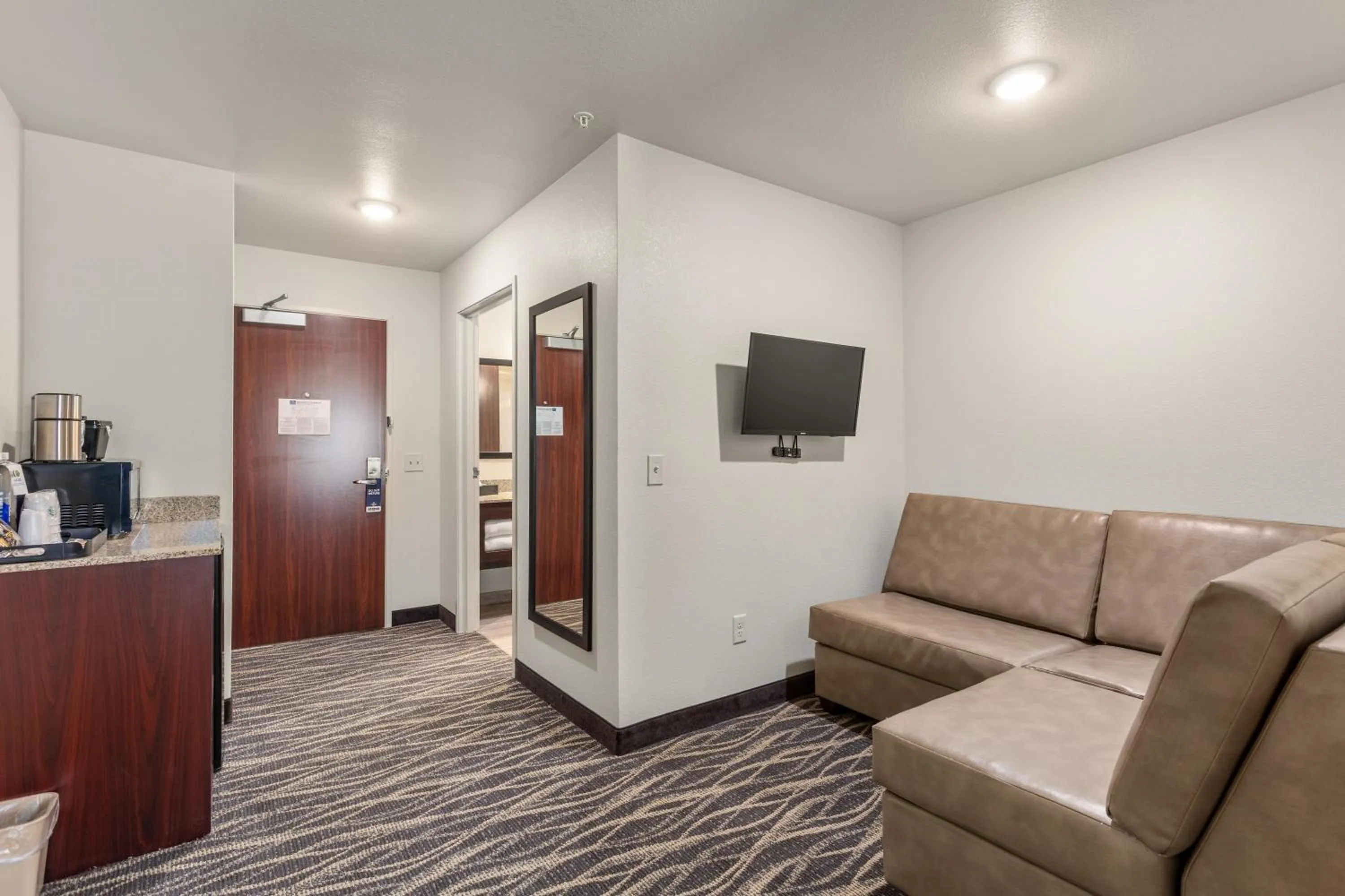 TV and multimedia in Cobblestone Hotel & Suites - De Pere Green Bay