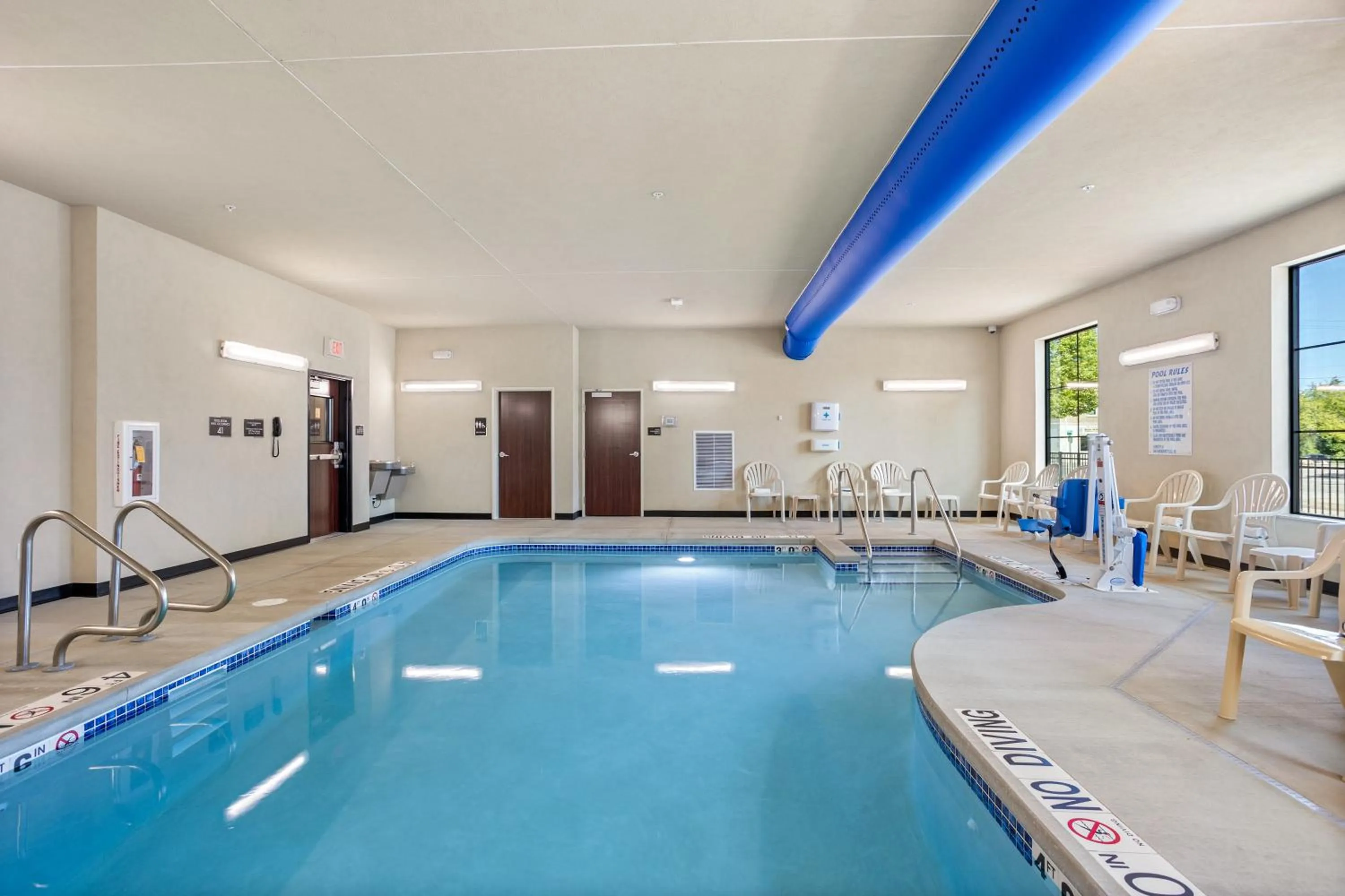Swimming pool in Cobblestone Hotel & Suites - De Pere Green Bay