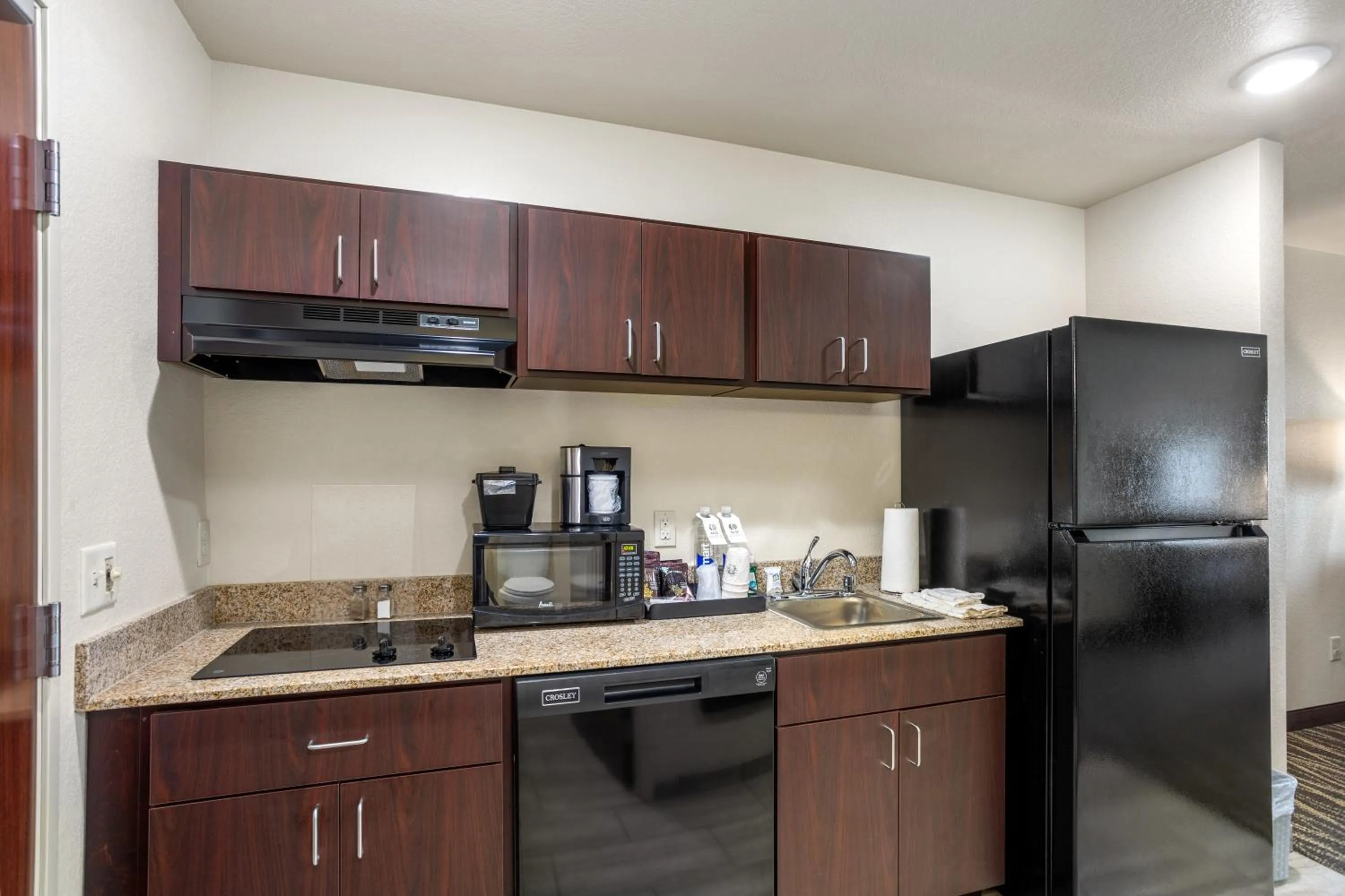 Kitchen or kitchenette in Cobblestone Hotel & Suites - De Pere Green Bay